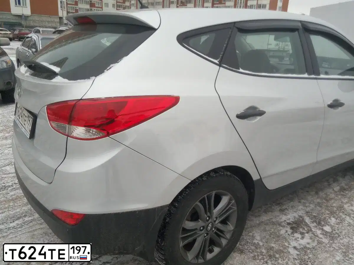 Фото автомобиля HYUNDAI IX35, 2015 — госномер Т624ТЕ197. Цвет: Серебристый
