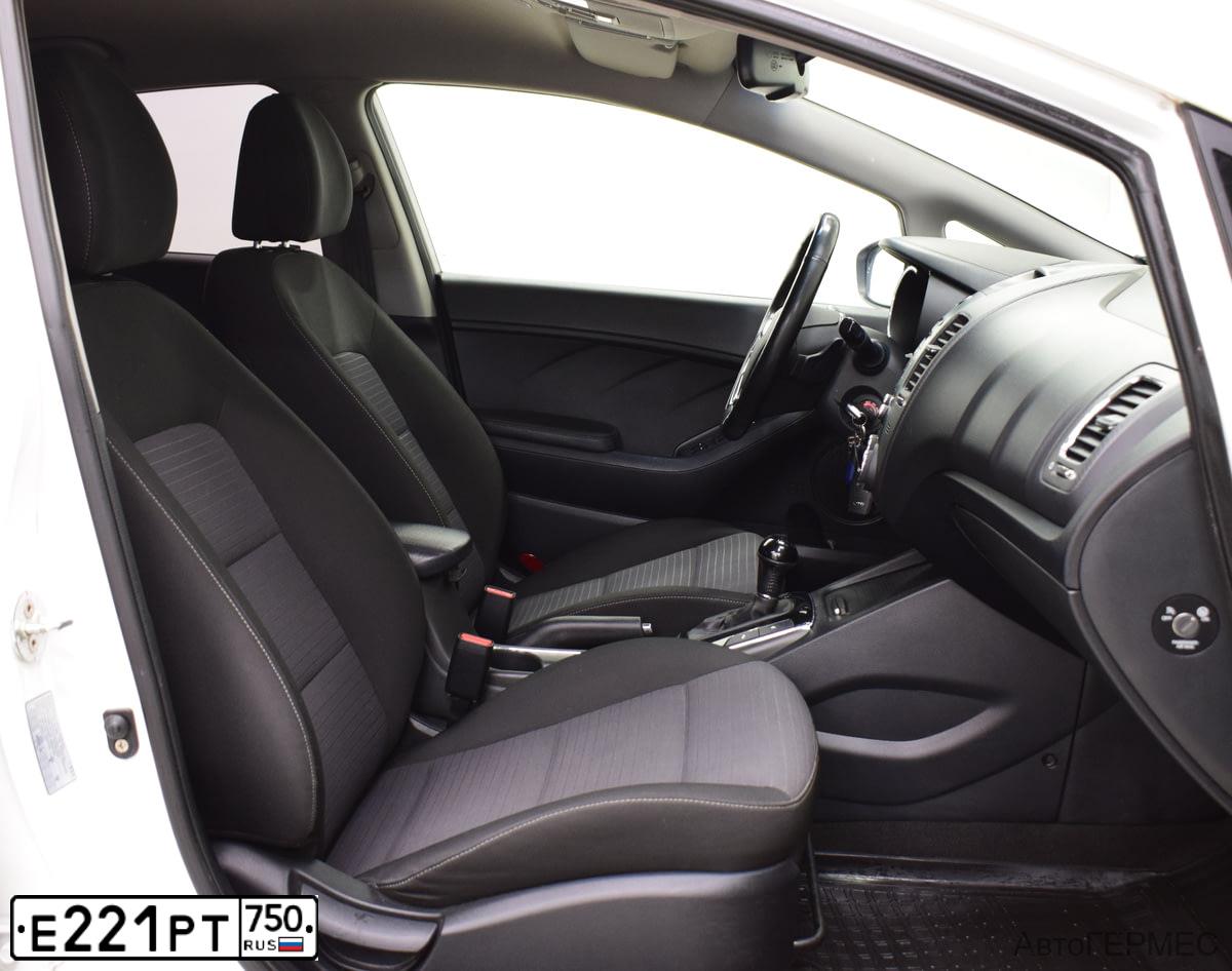 Фото автомобиля KIA CERATO, 2017 — госномер Е221РТ750. Цвет: БЕЛЫЙ