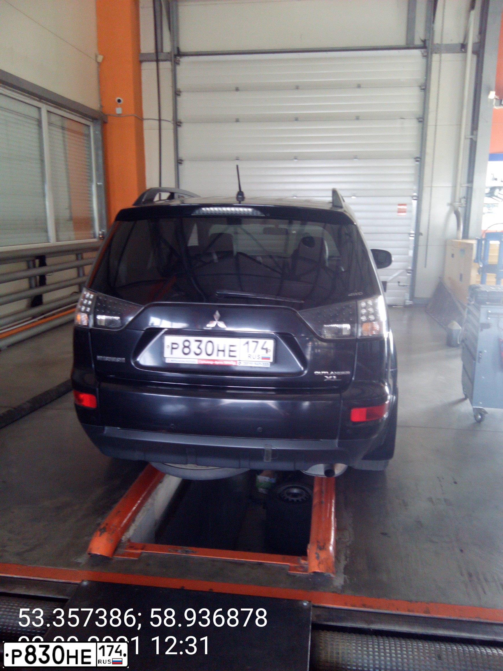 Фото автомобиля MITSUBISHI OUTLANDER, 2011 — госномер Р830НЕ174. Цвет: СЕРЫЙ