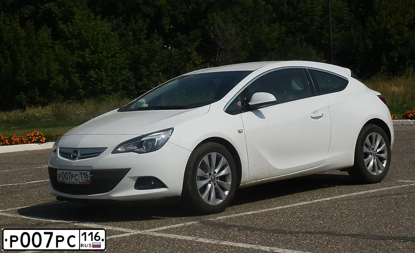 Фото автомобиля OPEL ASTRA, 2012 — госномер Р007РС116. Цвет: Белый