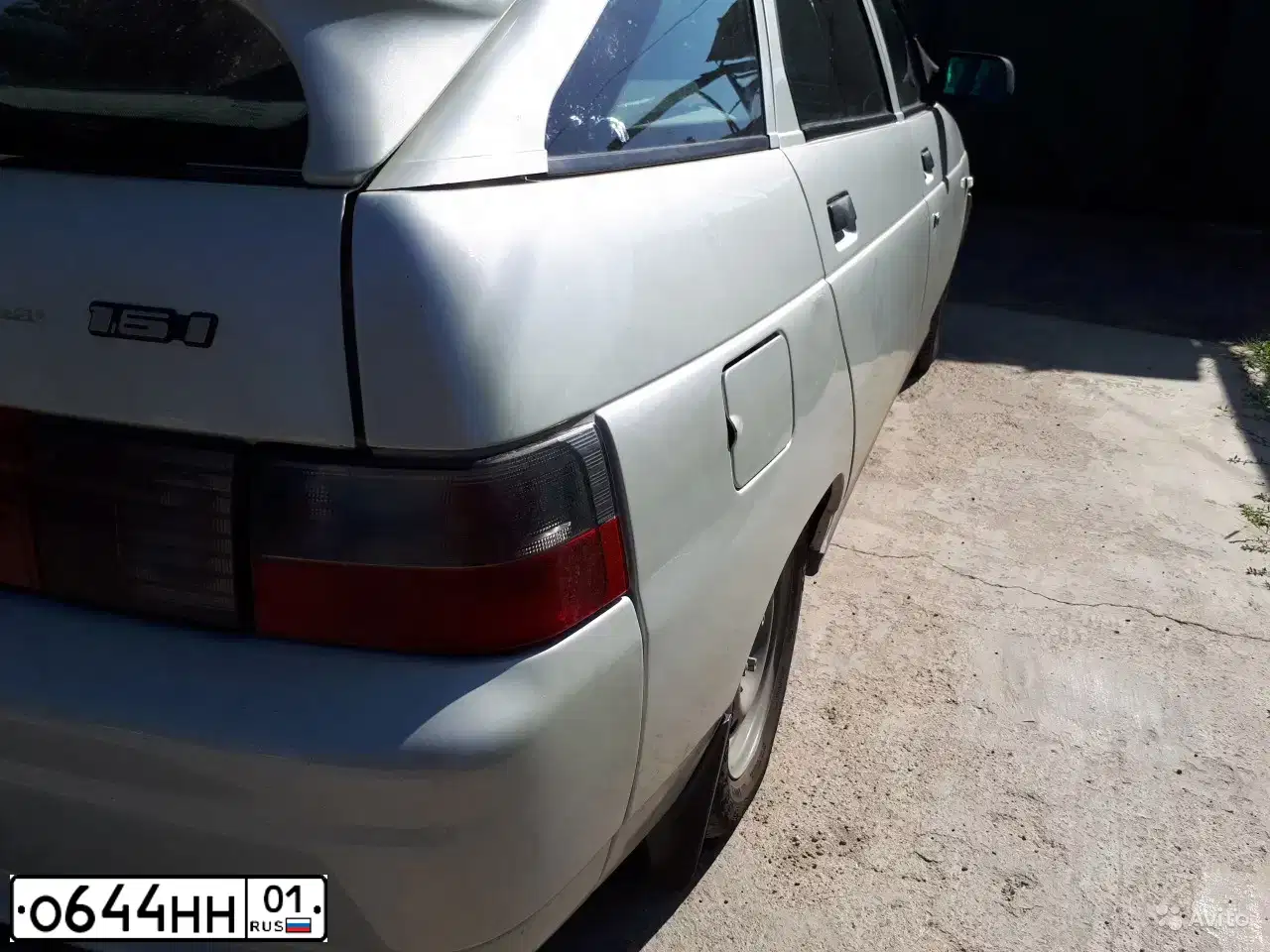 Фото автомобиля LADA 2112, 2004 — госномер О644НН01. Цвет: МОЛОЧНО-БЕЛЫЙ СЕРЕБРИСТЫЙ