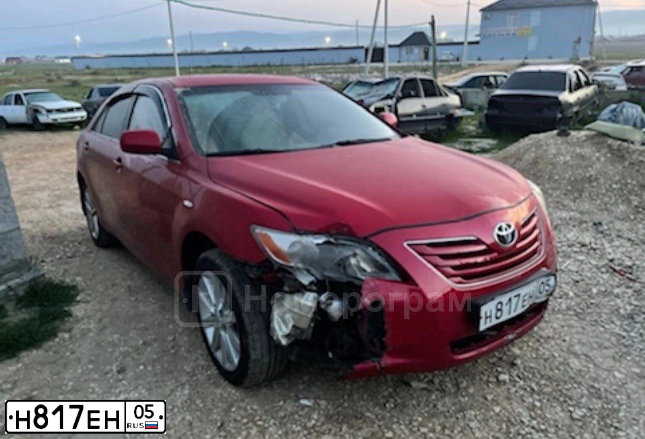 Фото автомобиля TOYOTA CAMRY, 2006 — госномер У052РС05. Цвет: Красный