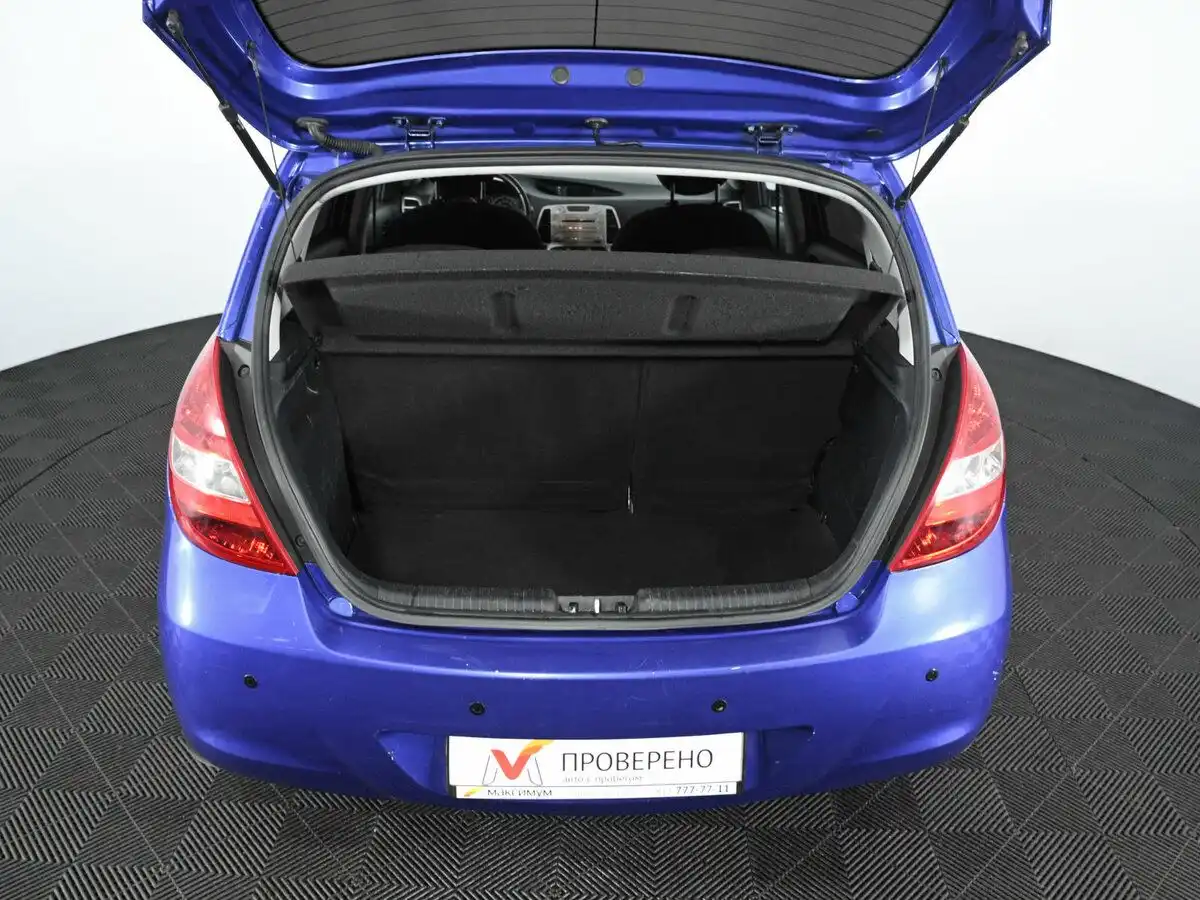 Фото автомобиля HYUNDAI I20, 2010 — госномер А790КЕ178. Цвет: синий