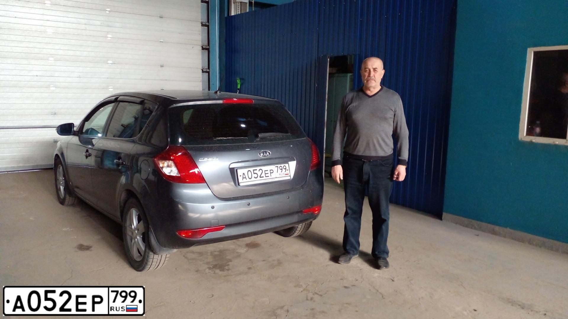 Фото автомобиля KIA CEE'D, 2010 — госномер У328ЕА977. Цвет: Серый