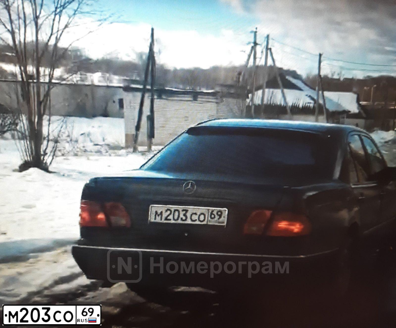 Фото автомобиля MERCEDES E-KLASSE, 1996 — госномер В797ТМ69. Цвет: синий