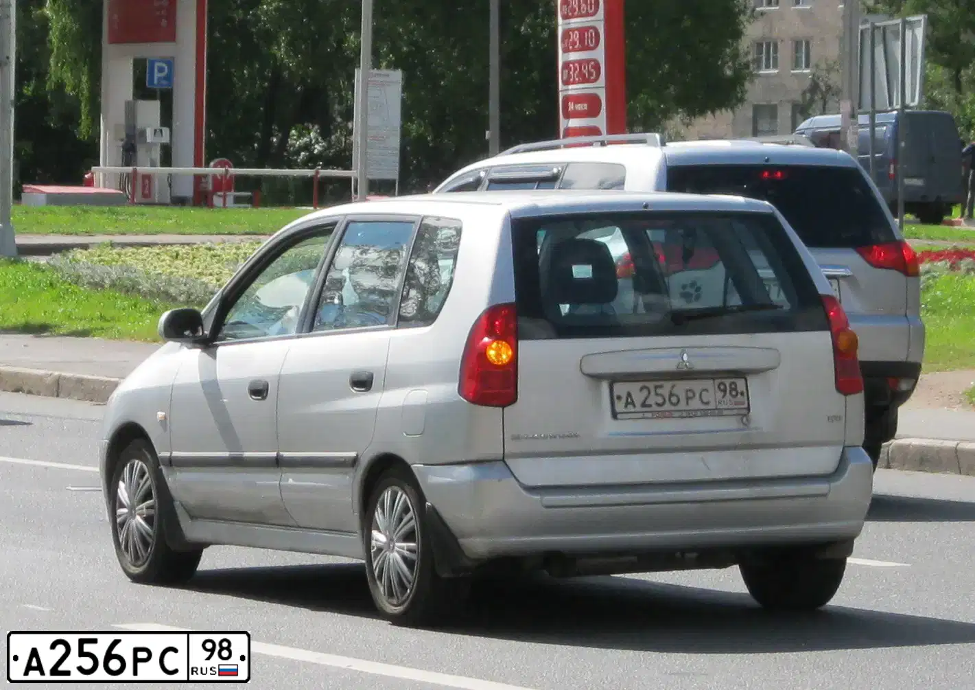 Фото автомобиля MITSUBISHI SPACE STAR, 2004 — госномер А256РС98. Цвет: СЕРЕБРИСТЫЙ