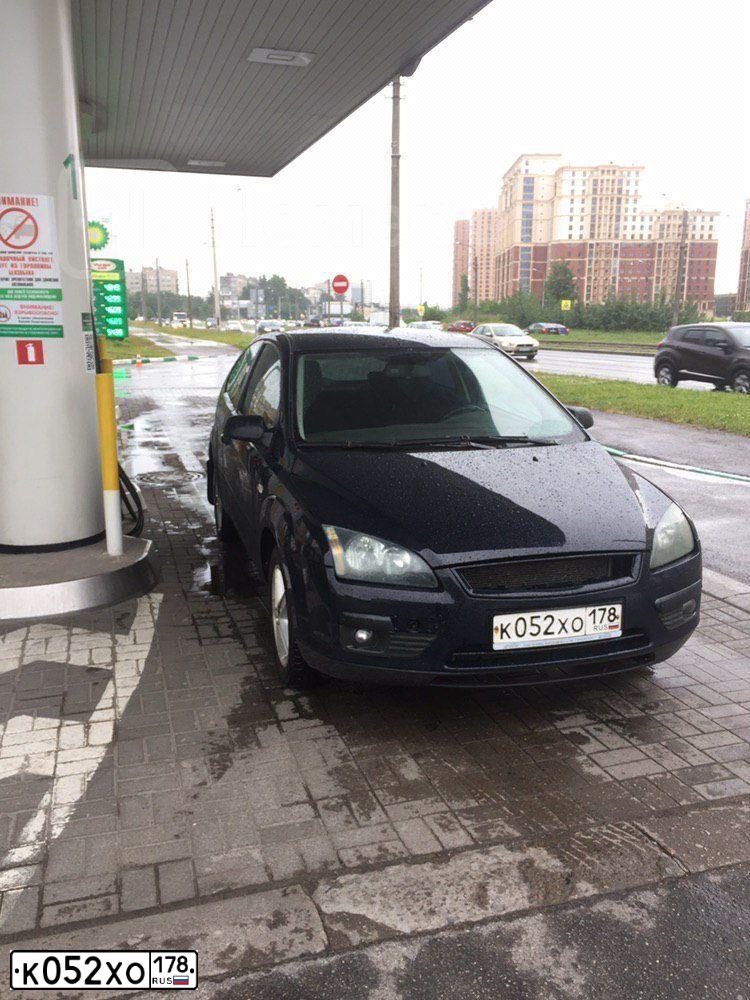 Фото автомобиля FORD FOCUS, 2006 — госномер К245ВЕ53. Цвет: Темно-синий