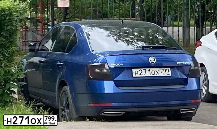Фото автомобиля SKODA OCTAVIA, 2019 — госномер К427АА250. Цвет: ЯРКО-СИНИЙ