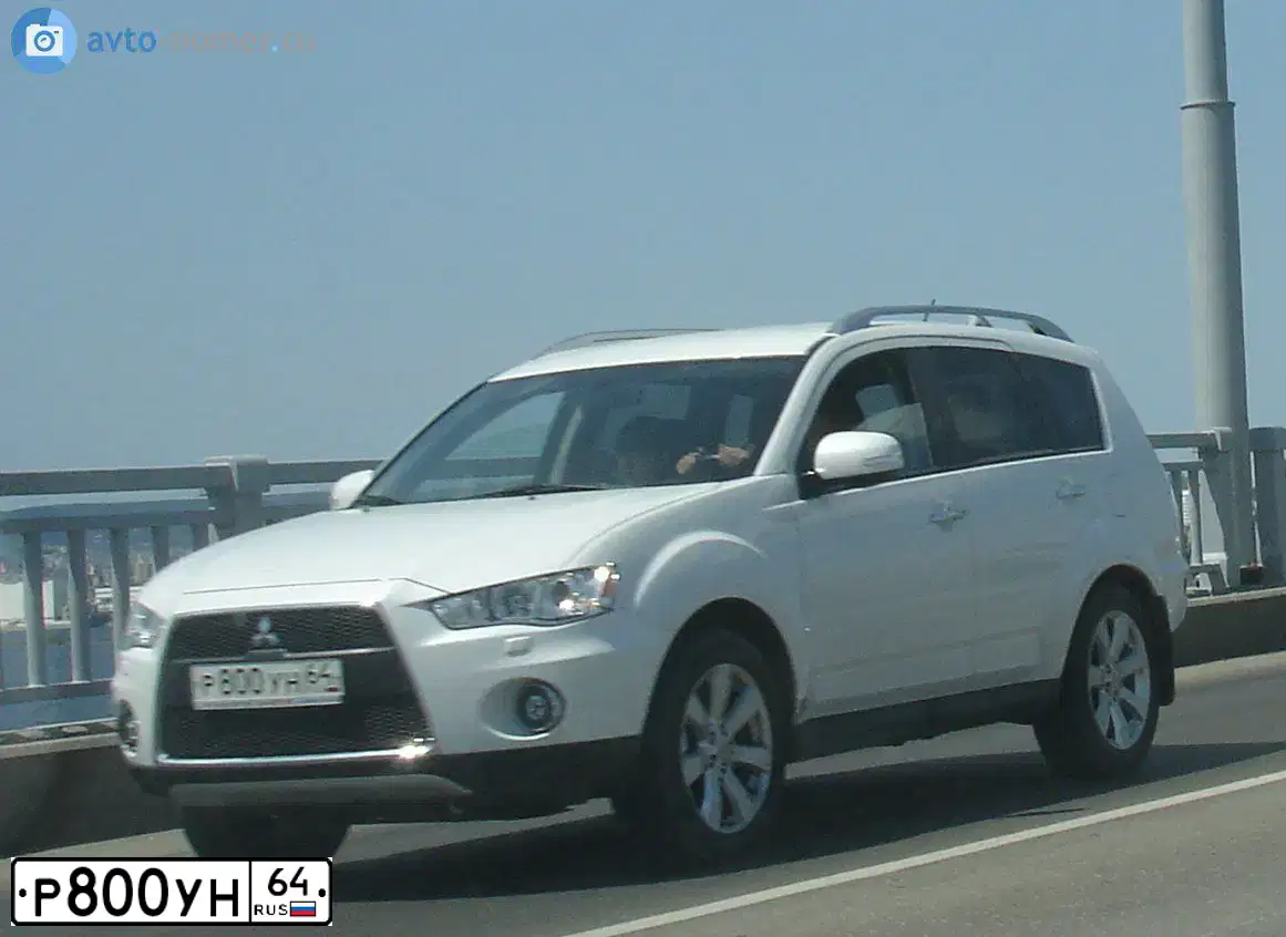 Фото автомобиля MITSUBISHI OUTLANDER, 2010 — госномер Р800УН64. Цвет: БЕЛЫЙ
