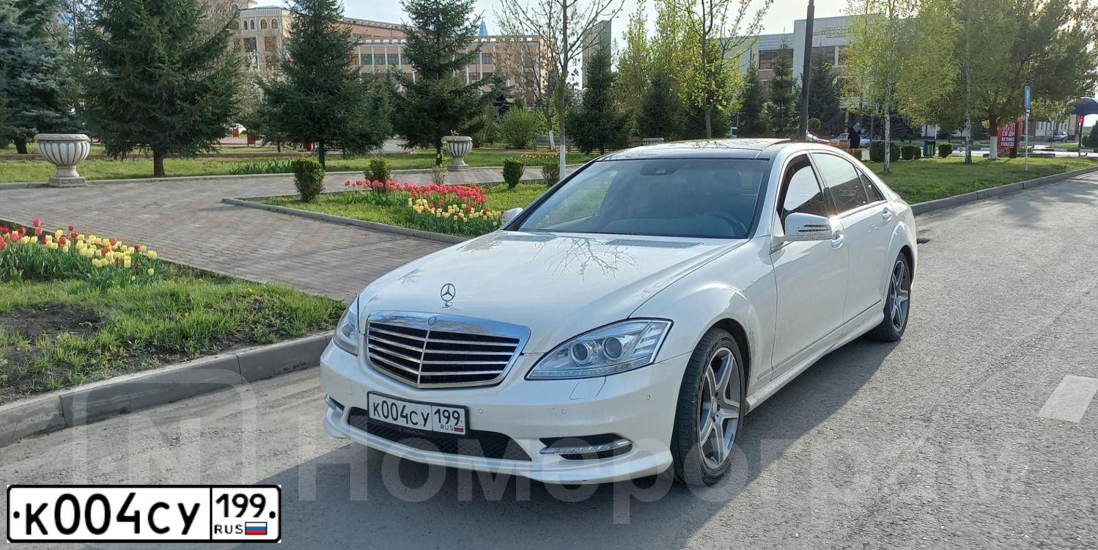 Фото автомобиля MERCEDES S-KLASSE, 2009 — госномер К004СУ199. Цвет: БЕЛЫЙ