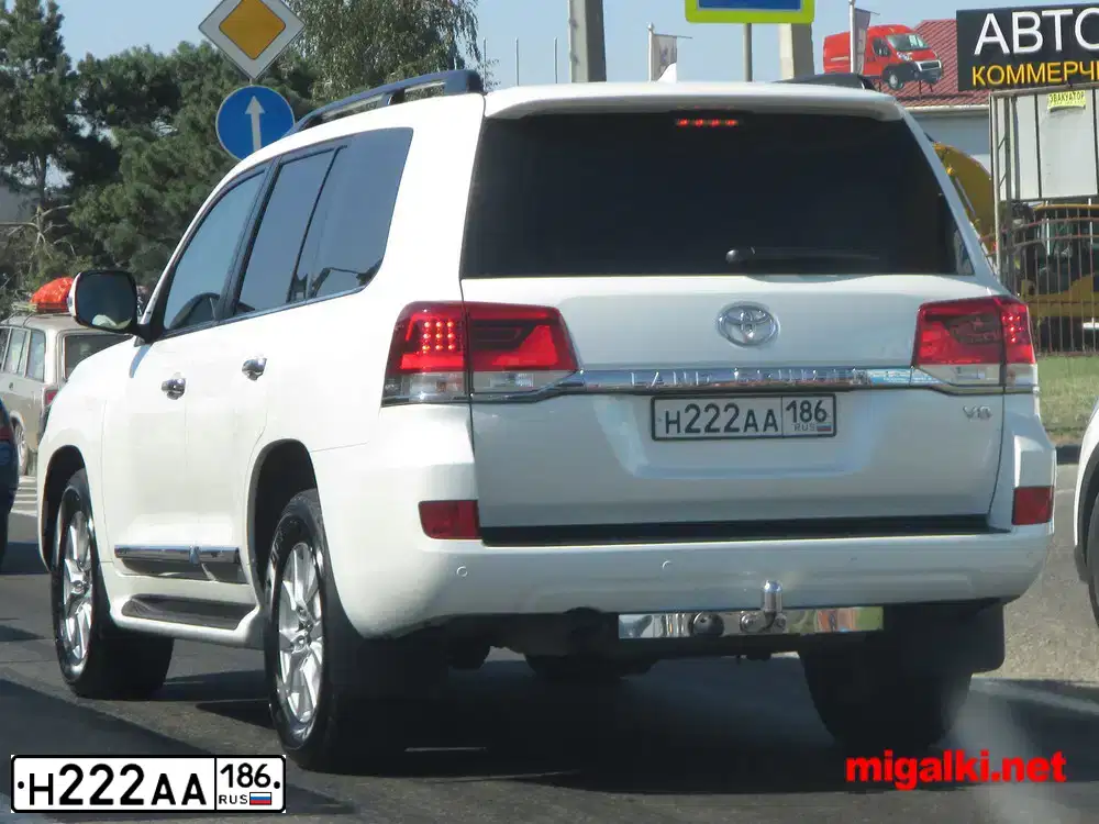 Фото автомобиля TOYOTA LANDCRUISER 200, 2015 — госномер Н222АА186. Цвет: БЕЛЫЙ