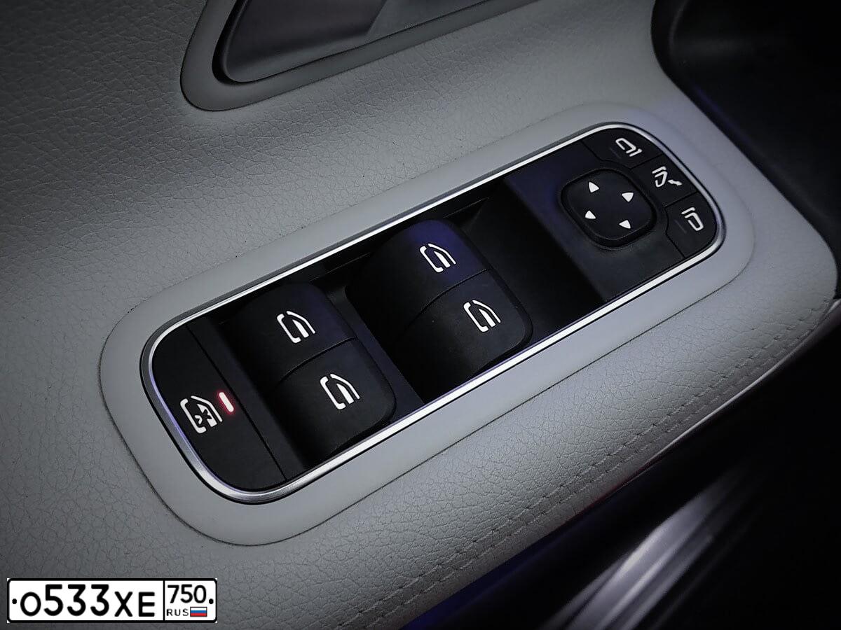 Фото автомобиля MERCEDES CLA-KLASSE, 2019 — госномер Т060УС799. Цвет: синий