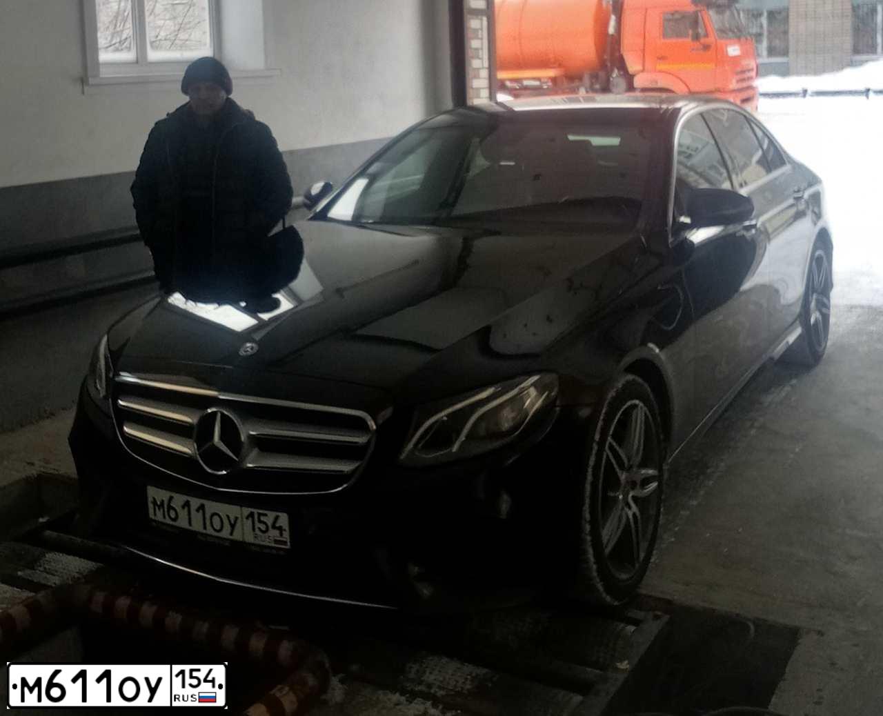 Фото автомобиля MERCEDES E-KLASSE, 2018 — госномер У373МА799. Цвет: ЧЕРНЫЙ