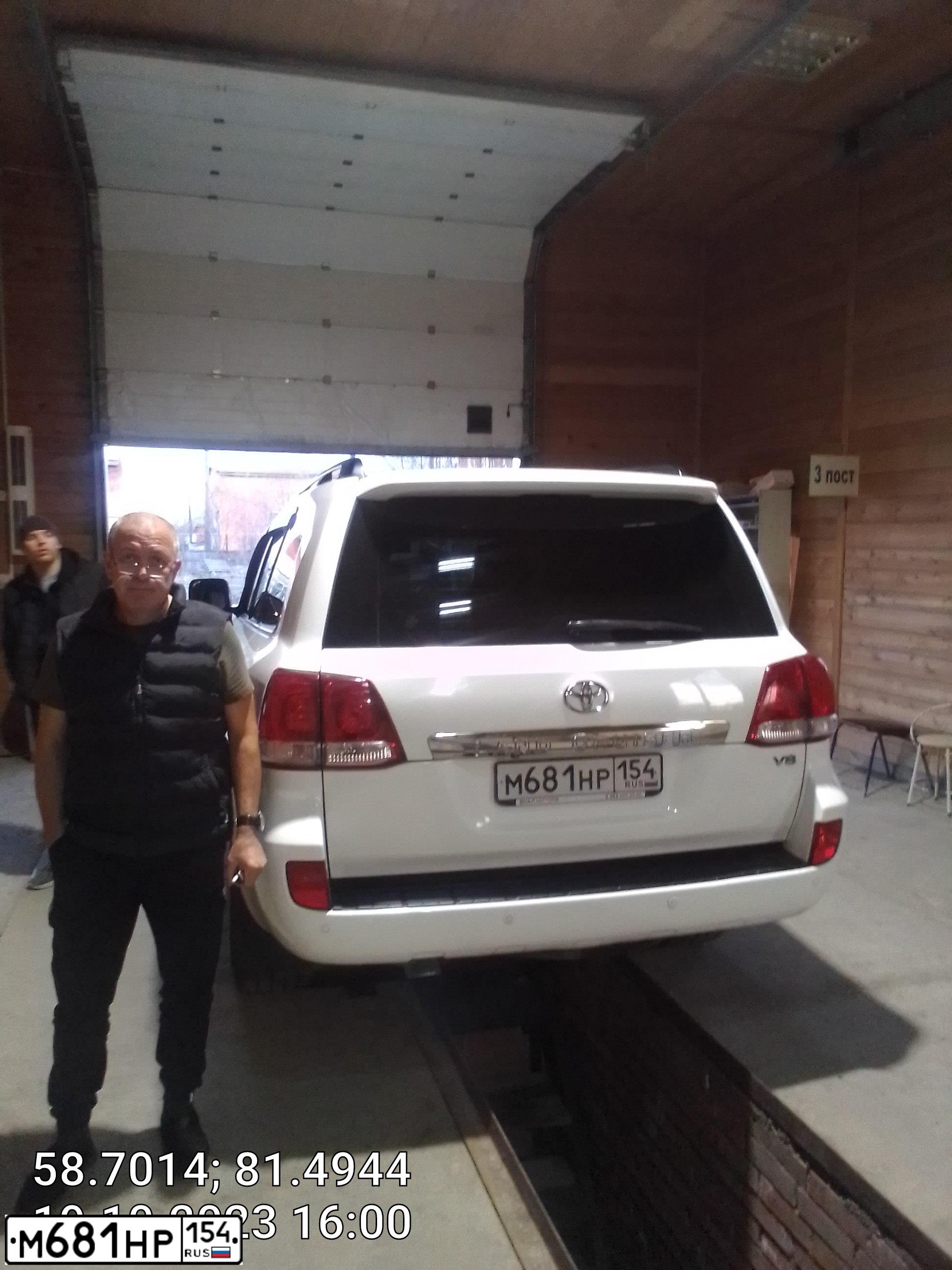 Фото автомобиля TOYOTA LANDCRUISER 200, 2008 — госномер В888НР154. Цвет: Белый