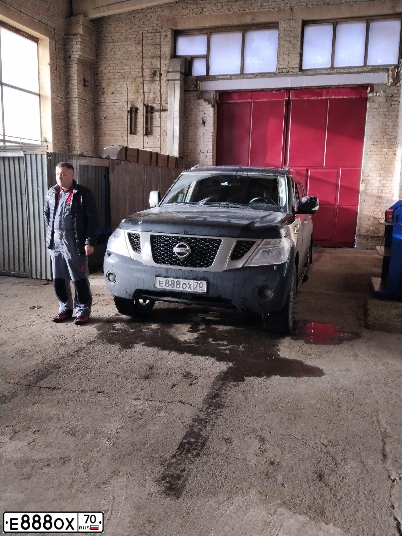 Фото автомобиля NISSAN PATROL, 2011 — госномер А888УЕ142. Цвет: ЧЕРНЫЙ