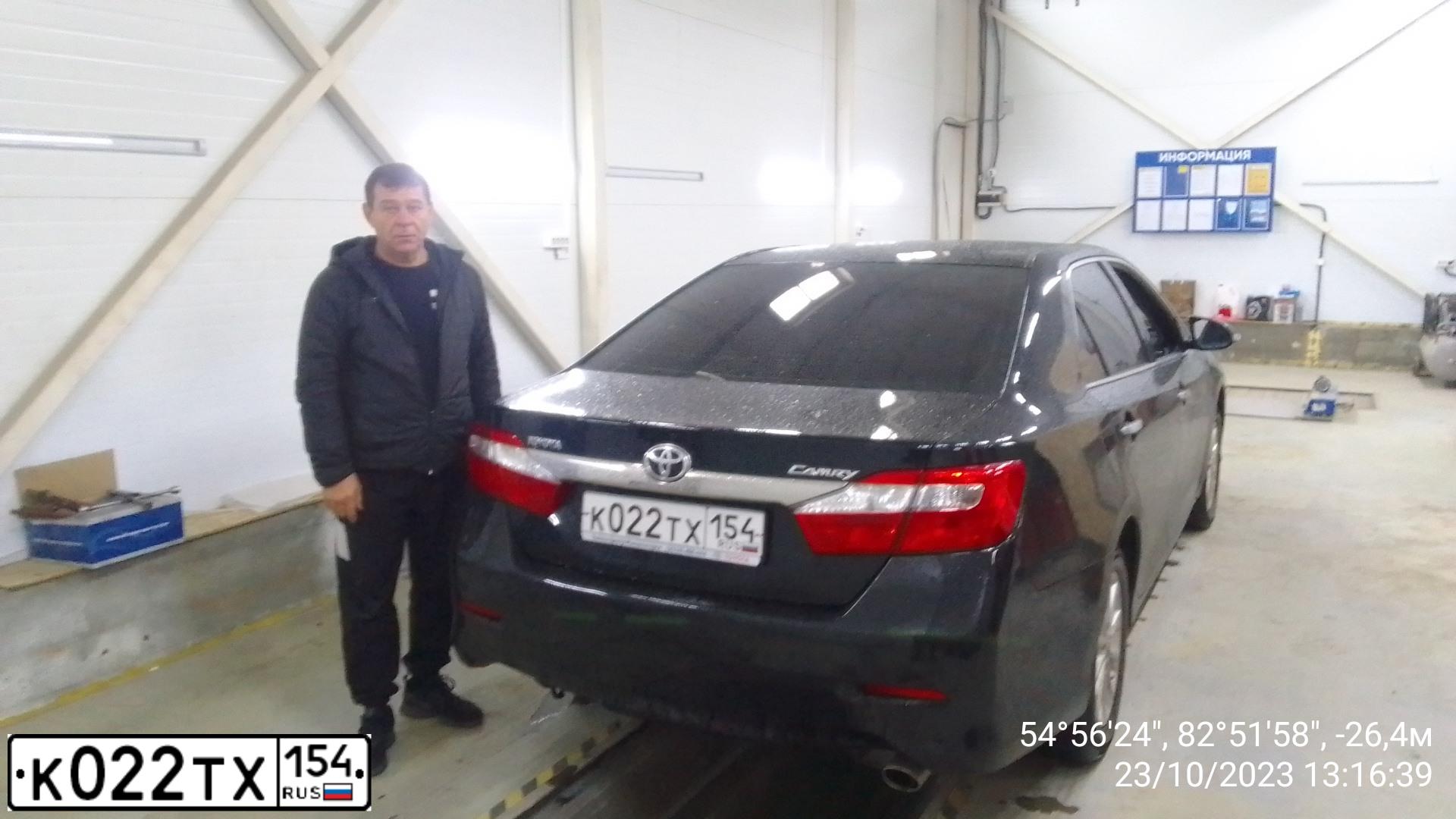 Фото автомобиля TOYOTA CAMRY, 2011 — госномер Е003УР154. Цвет: СЕРЫЙ