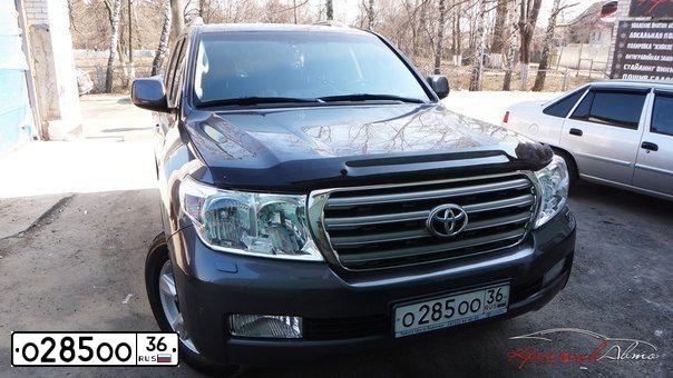 Фото автомобиля TOYOTA LANDCRUISER 200, 2011 — госномер О285ОО36. Цвет: СЕРЫЙ