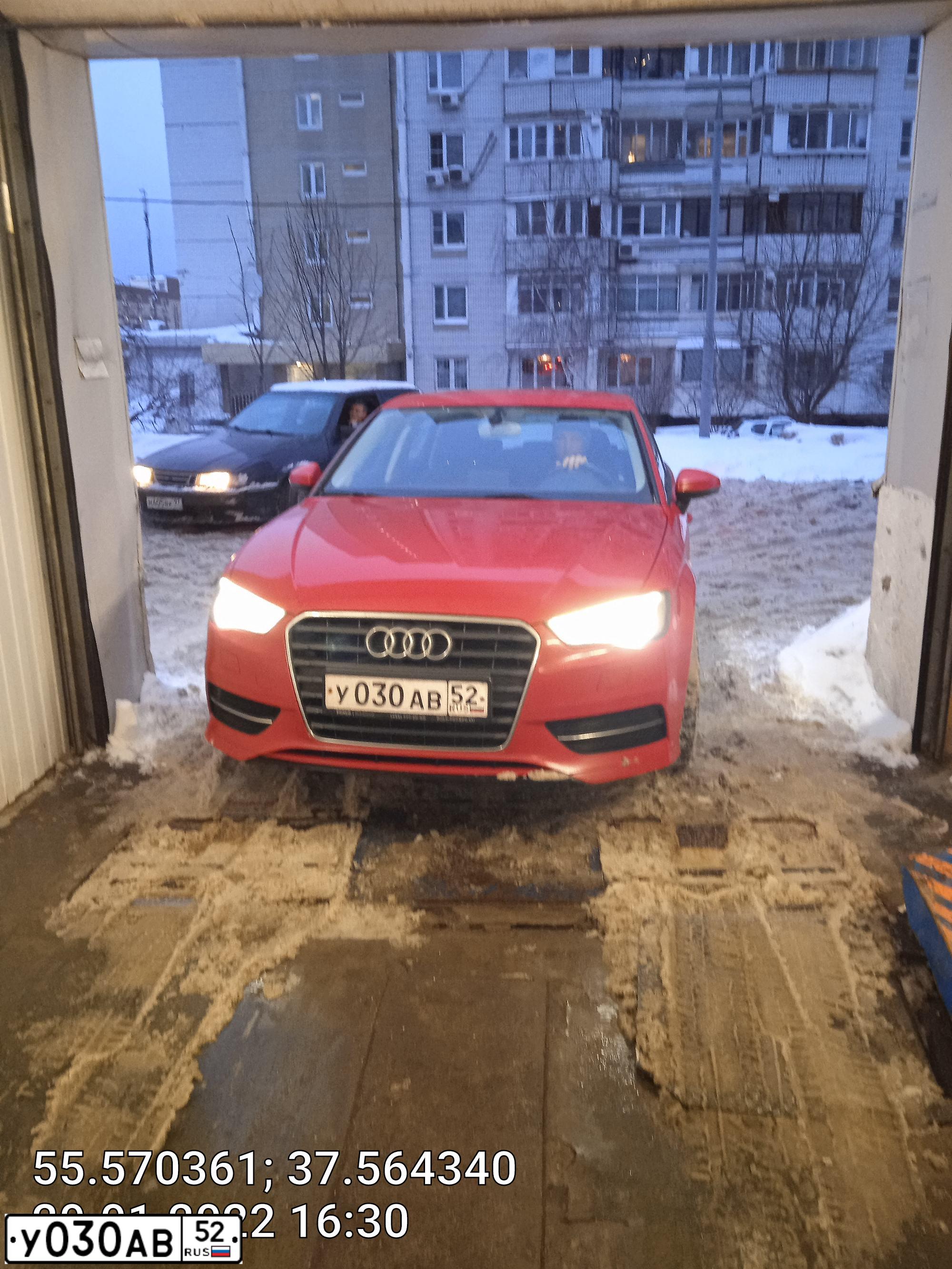 Фото автомобиля AUDI A3, 2014 — госномер Е816ВВ799. Цвет: Красный