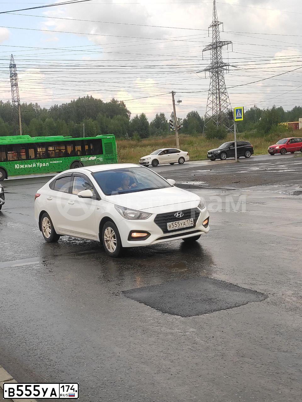 Фото автомобиля HYUNDAI SOLARIS, 2018 — госномер В555УА174. Цвет: БЕЛЫЙ