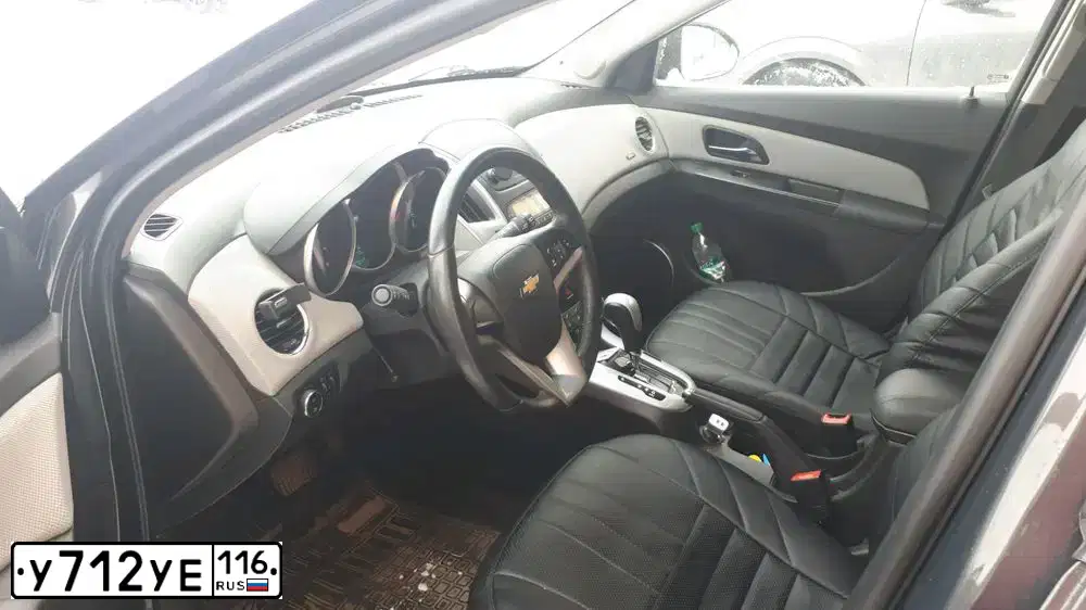 Фото автомобиля CHEVROLET CRUZE, 2014 — госномер Е435КТ18. Цвет: СЕРЫЙ МЕТАЛЛИК