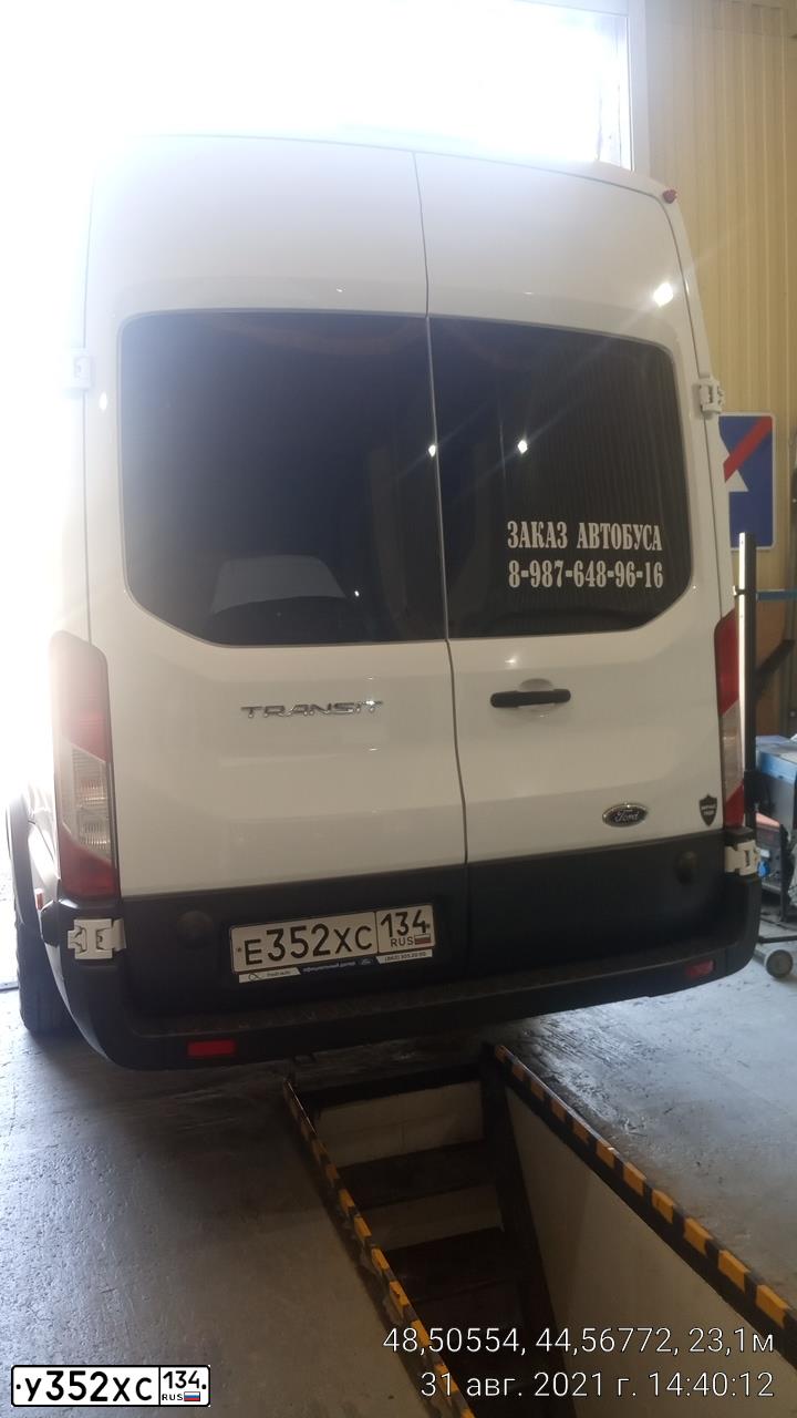 Фото автомобиля FORD TRANSIT, 2019 — госномер Е352ХС134. Цвет: Белый