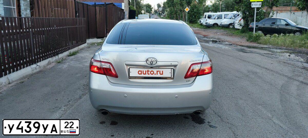 Фото автомобиля TOYOTA CAMRY, 2008 — госномер К535КК22. Цвет: СЕРЕБРИСТЫЙ