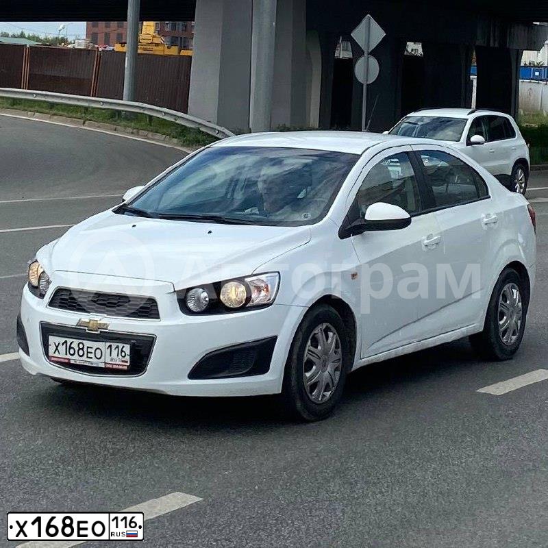 Фото автомобиля CHEVROLET AVEO, 2015 — госномер Х168ЕО116. Цвет: БЕЛЫЙ