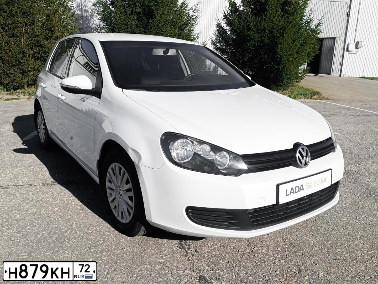 Фото автомобиля VOLKSWAGEN GOLF, 2011 — госномер Н879КН72. Цвет: БЕЛЫЙ