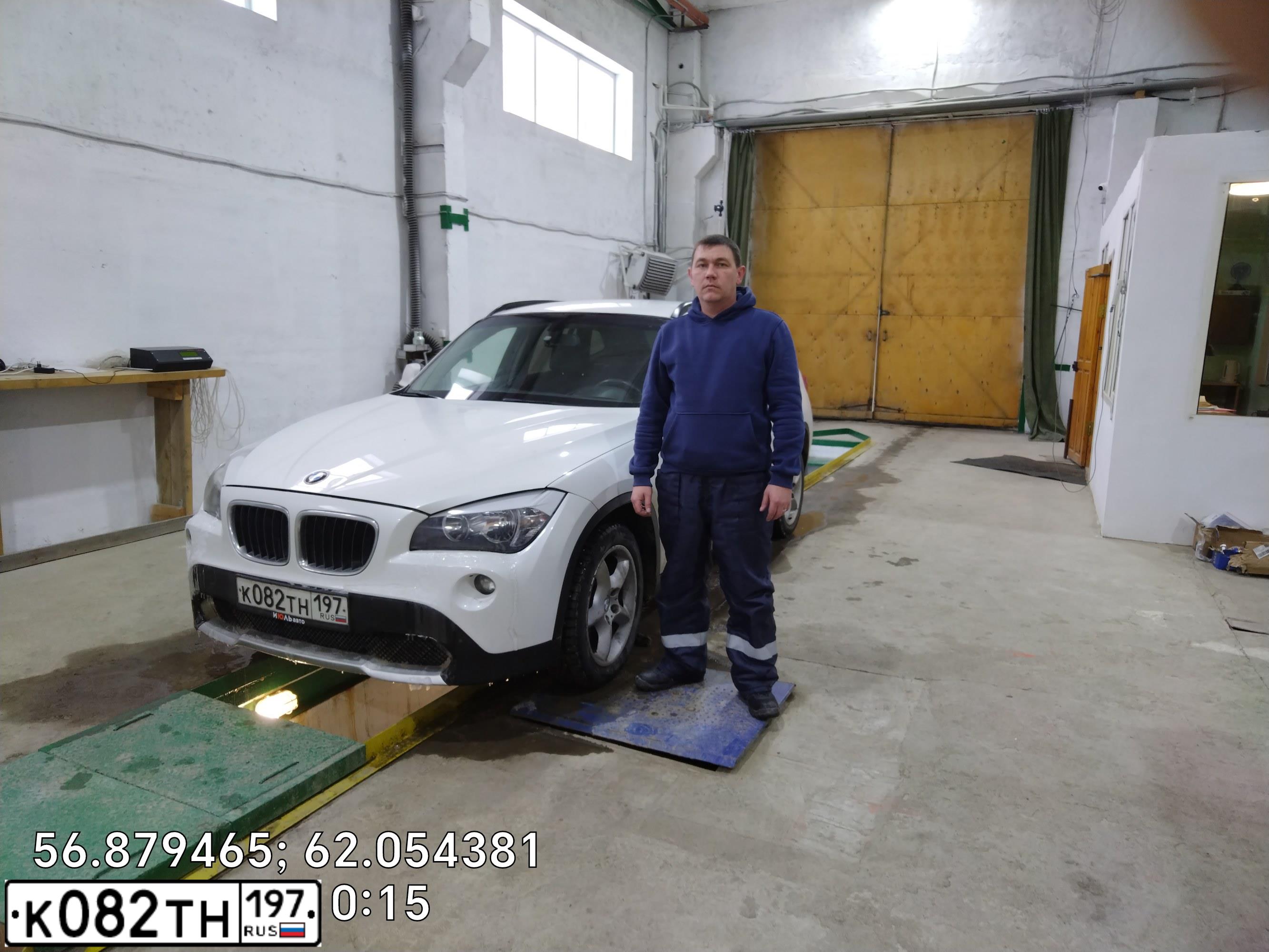 Фото автомобиля BMW X1, 2012 — госномер С271РХ196. Цвет: Белый
