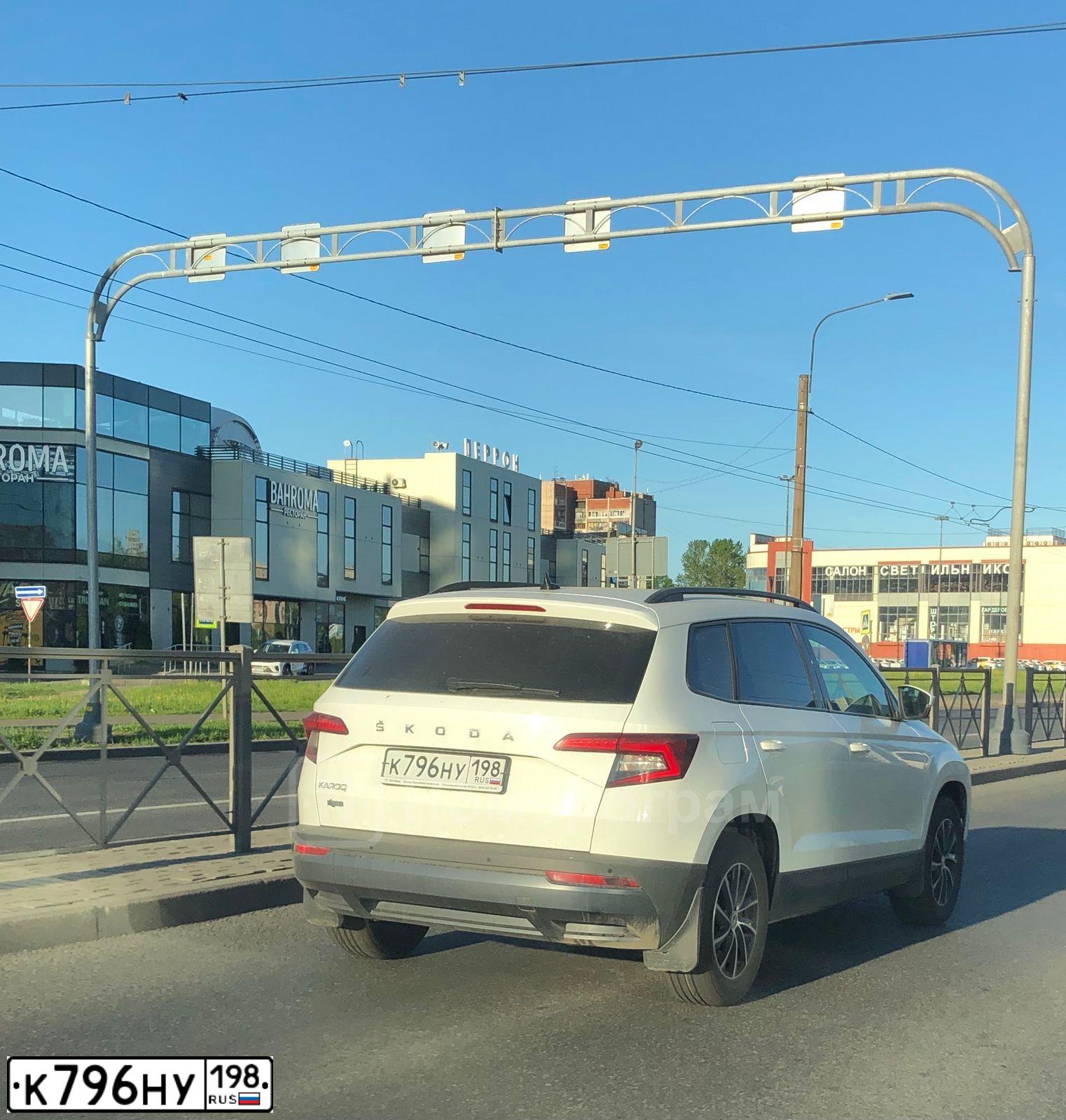 Фото автомобиля SKODA KAROQ, 2020 — госномер К796НУ198. Цвет: Белый