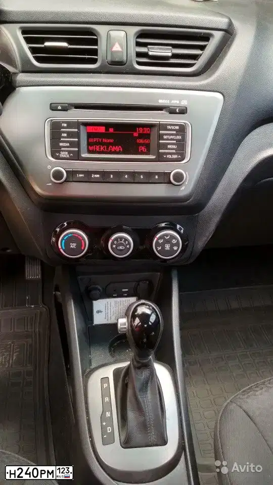 Фото автомобиля KIA RIO, 2015 — госномер Р493АР193. Цвет: Серебристый