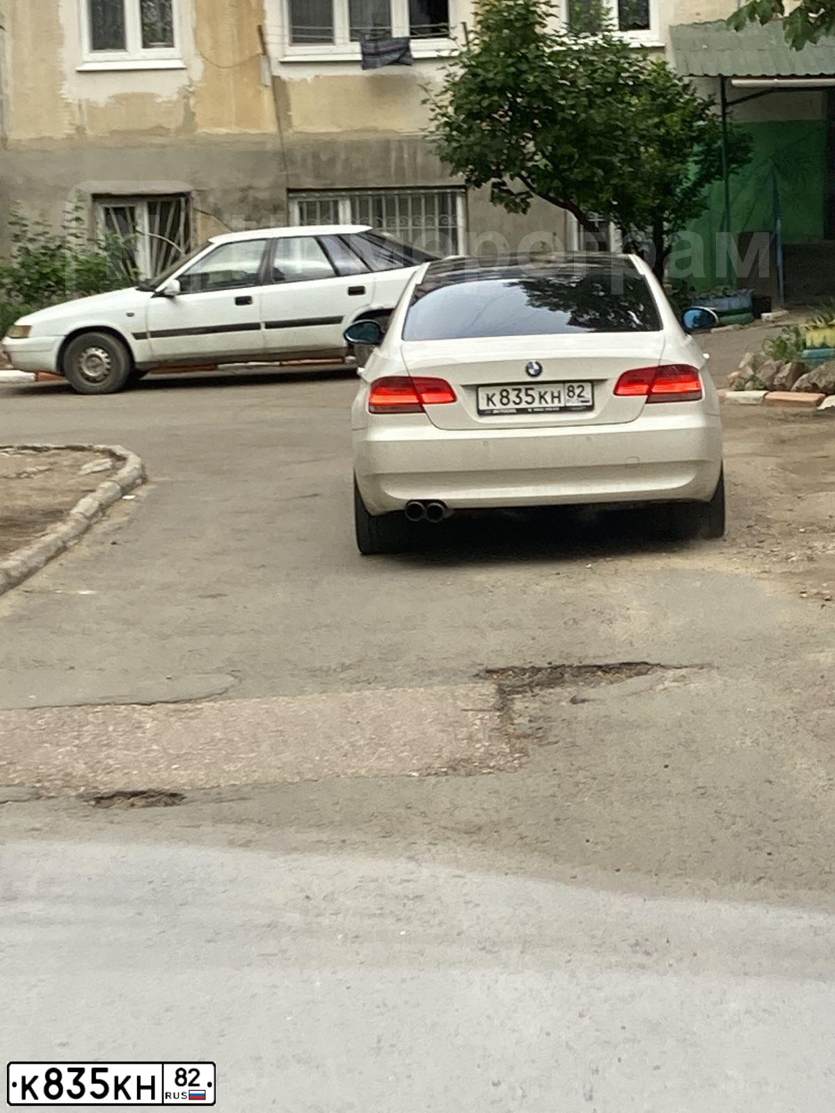 Фото автомобиля БМВ 320, 2008 — госномер К835КН82. Цвет: Белый