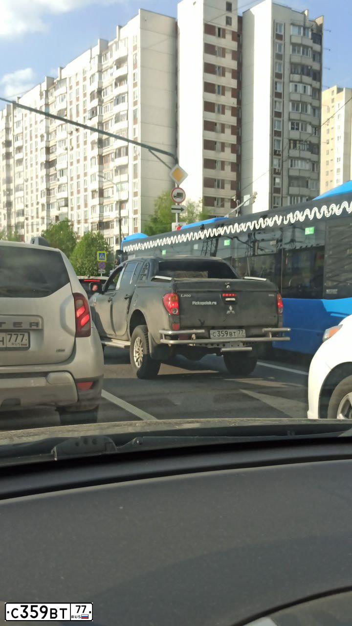 Фото автомобиля MITSUBISHI L 200, 2008 — госномер С359ВТ77. Цвет: ЧЕРНЫЙ