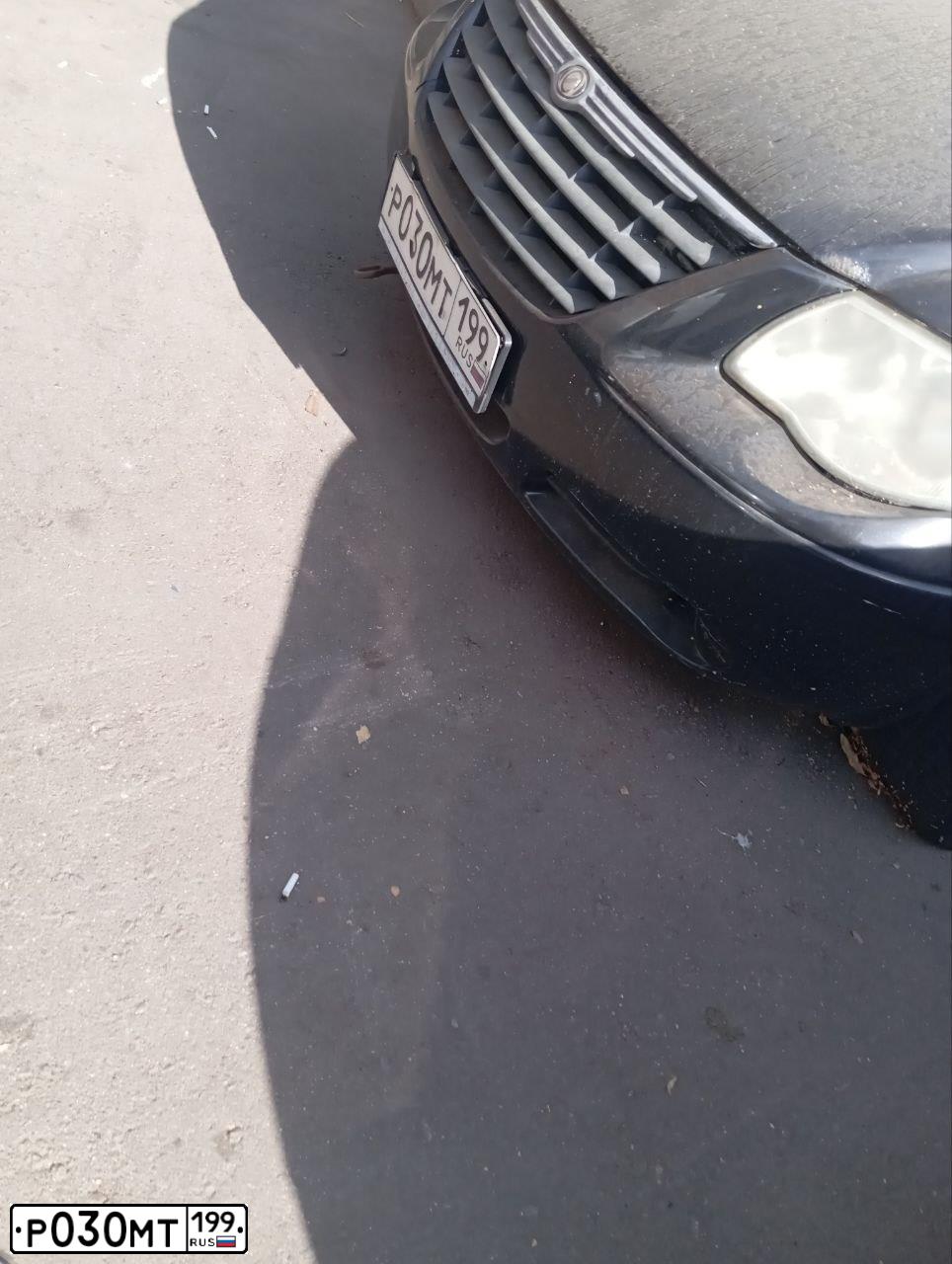 Фото автомобиля CHRYSLER VOYAGER, 2005 — госномер Р030МТ199. Цвет: ЧЕРНЫЙ