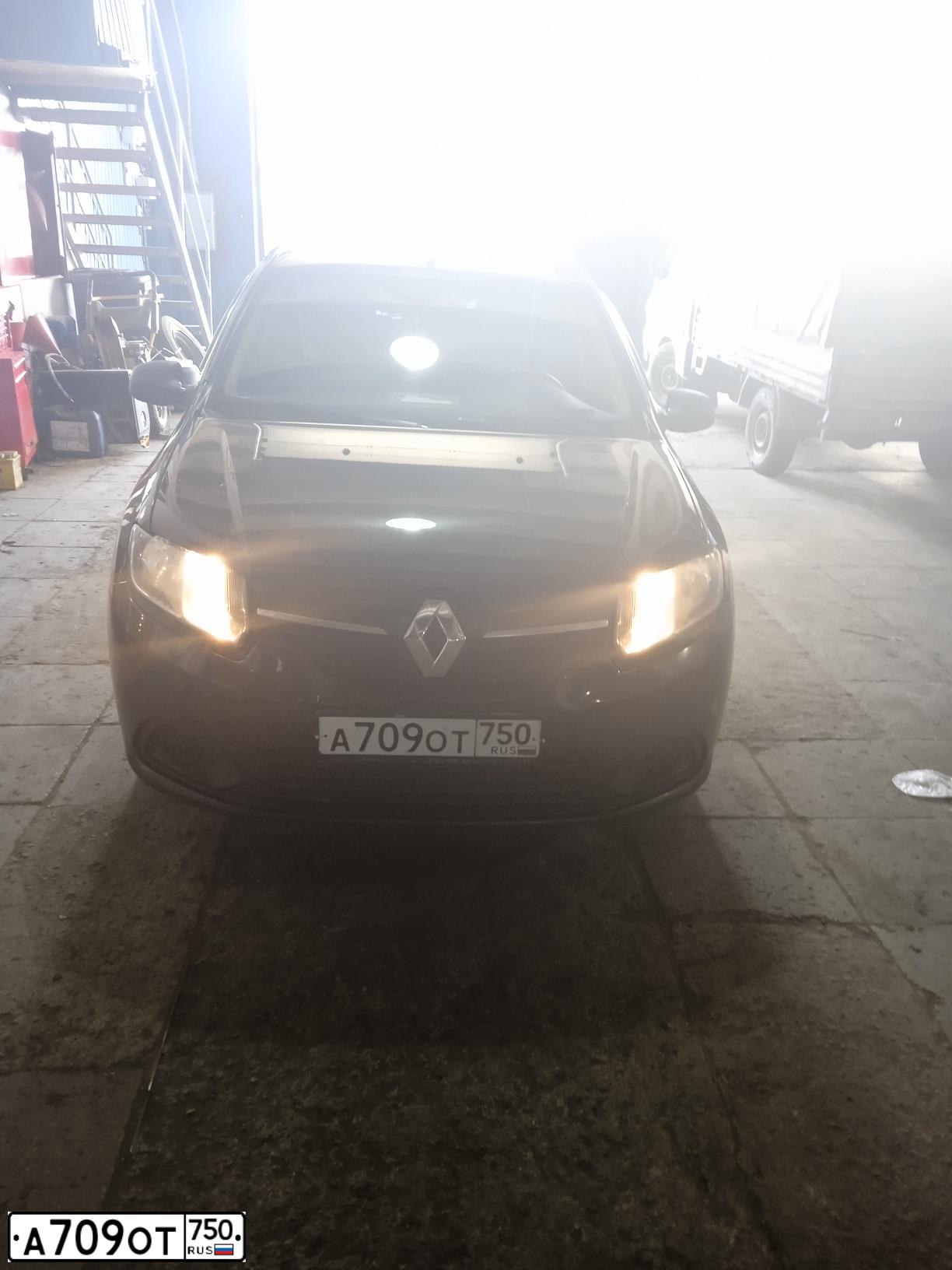Фото автомобиля RENAULT LOGAN, 2017 — госномер А709ОТ750. Цвет: ЧЕРНЫЙ