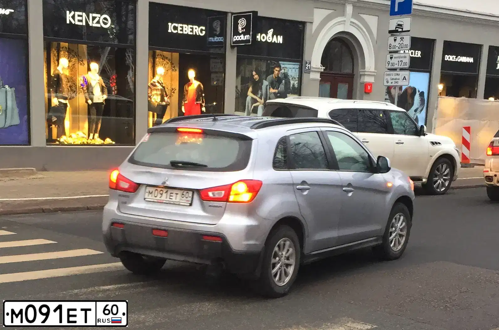 Фото автомобиля MITSUBISHI ASX, 2010 — госномер Х711ЕХ797. Цвет: СЕРЕБРИСТЫЙ