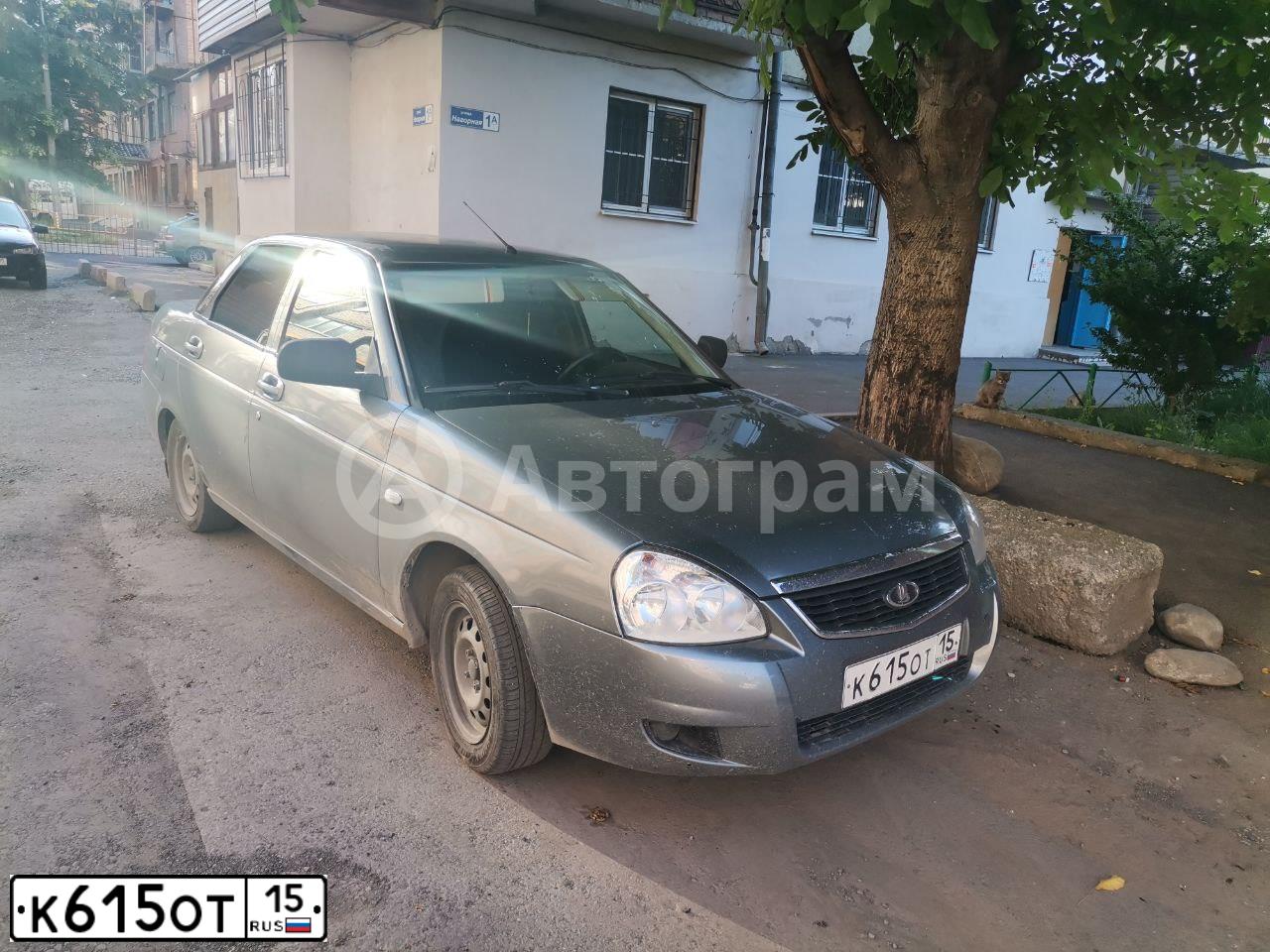 Фото автомобиля LADA 2170 PRIORA, 2010 — госномер К615ОТ15. Цвет: СРЕДНИЙ СЕРО-ЗЕЛЕНЫЙ МЕТ.