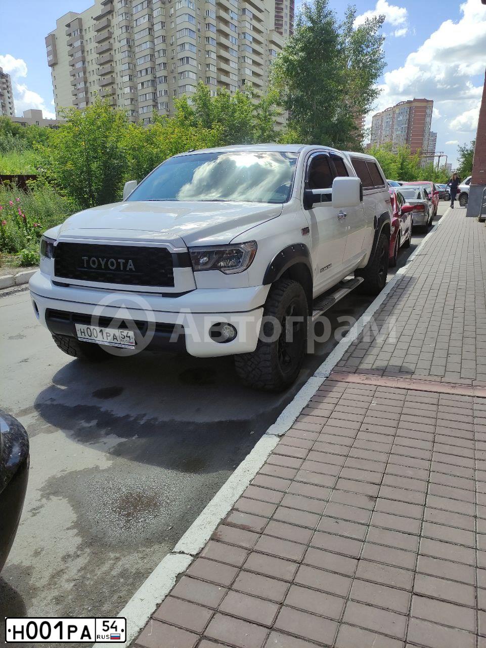 Фото автомобиля TOYOTA LAND CRUISER 200, 2010 — госномер Х200ВВ154. Цвет: СЕРЫЙ