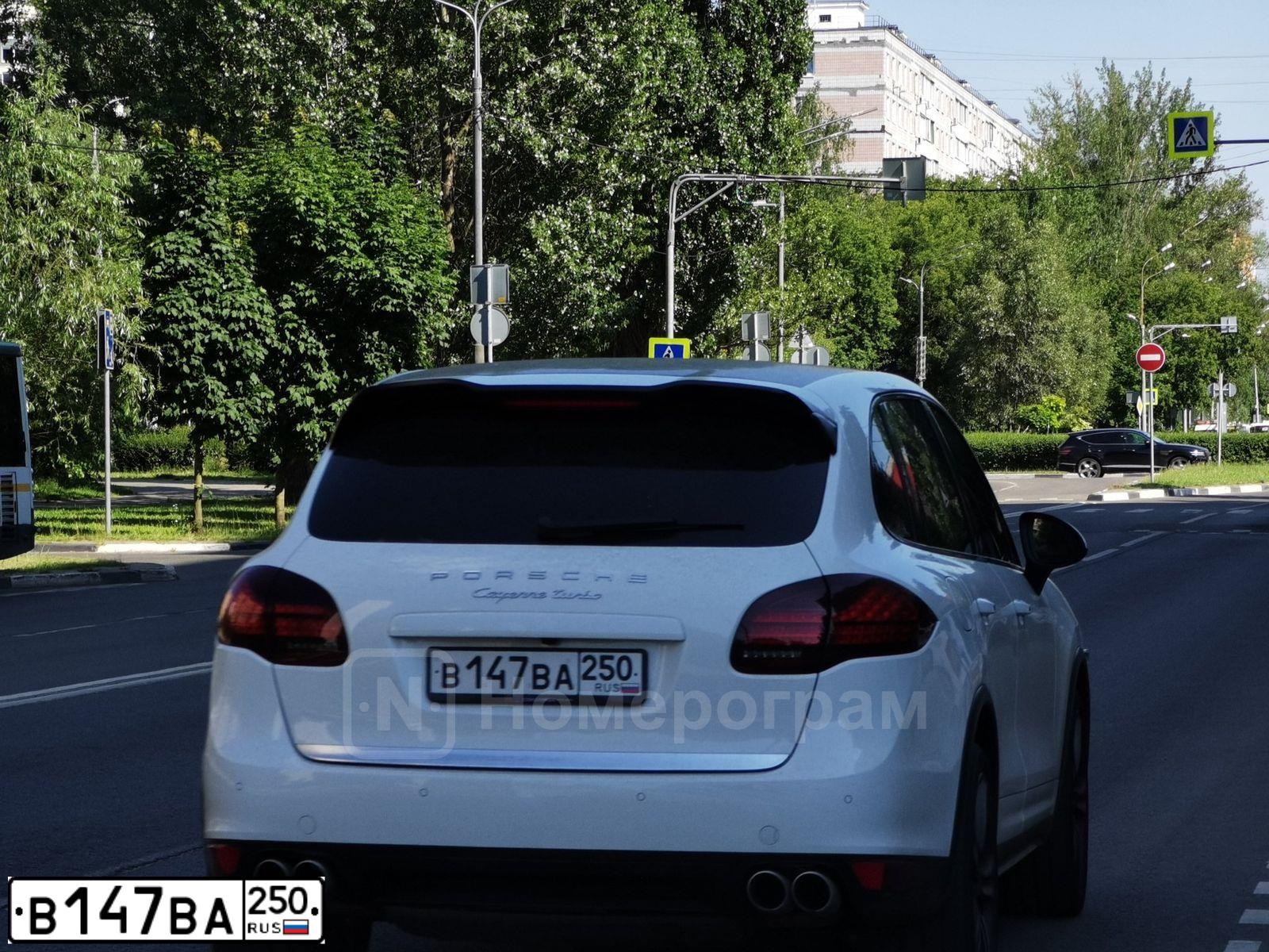 Фото автомобиля PORSCHE CAYENNE, 2012 — госномер В147ВА250. Цвет: Белый