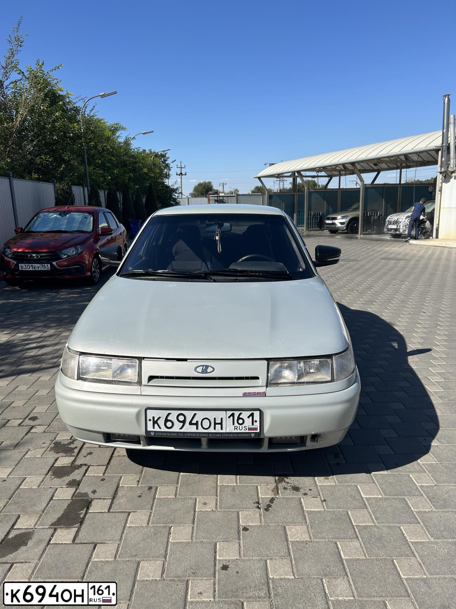 Фото автомобиля LADA 2110 LADA, 2004 — госномер К694ОН161. Цвет: МОЛОЧНО-БЕЛЫЙ СЕРЕБРИСТЫЙ