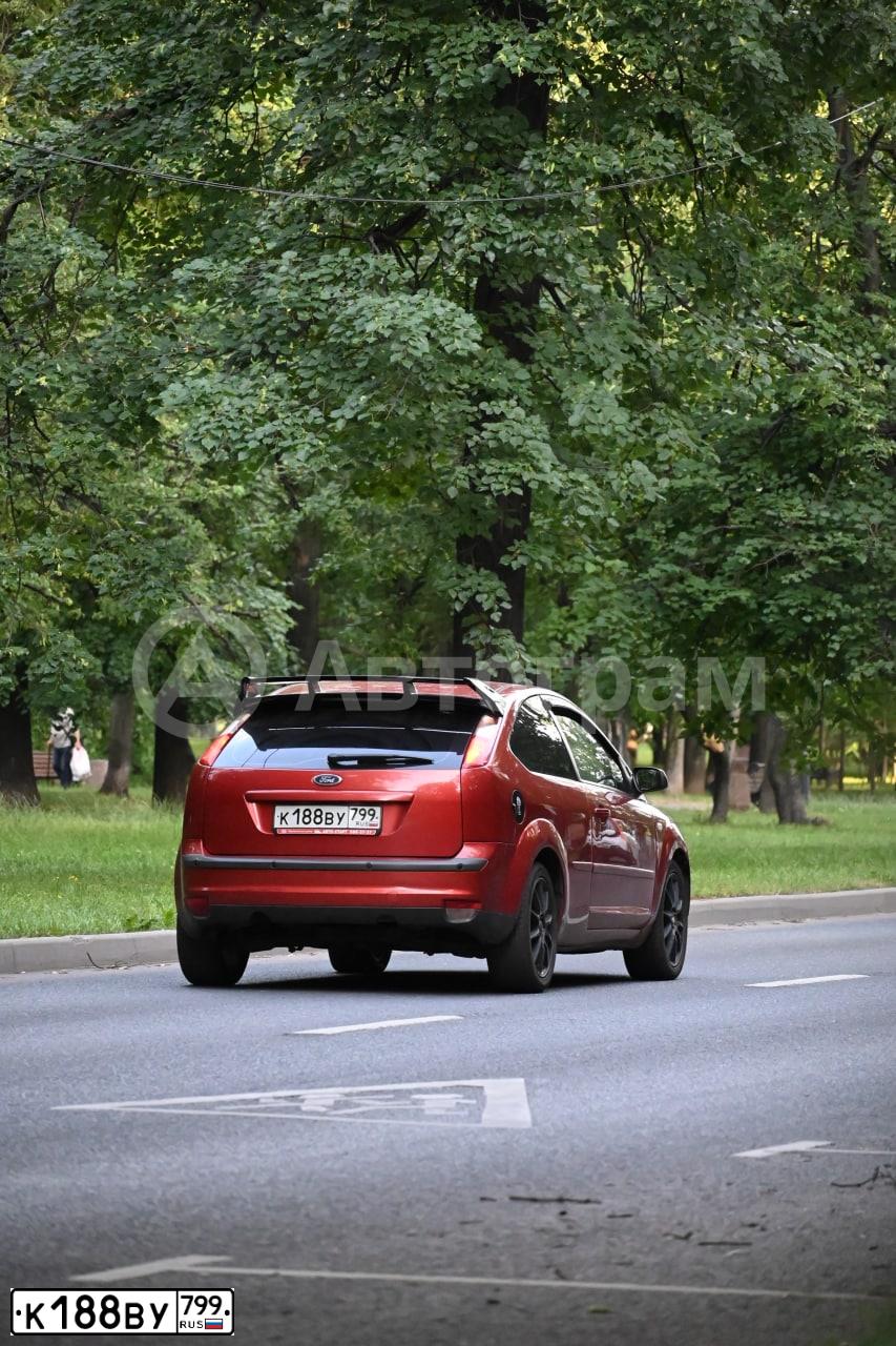 Фото автомобиля FORD D FOCUS, 2006 — госномер К188ВУ799. Цвет: Красно-оранжевый