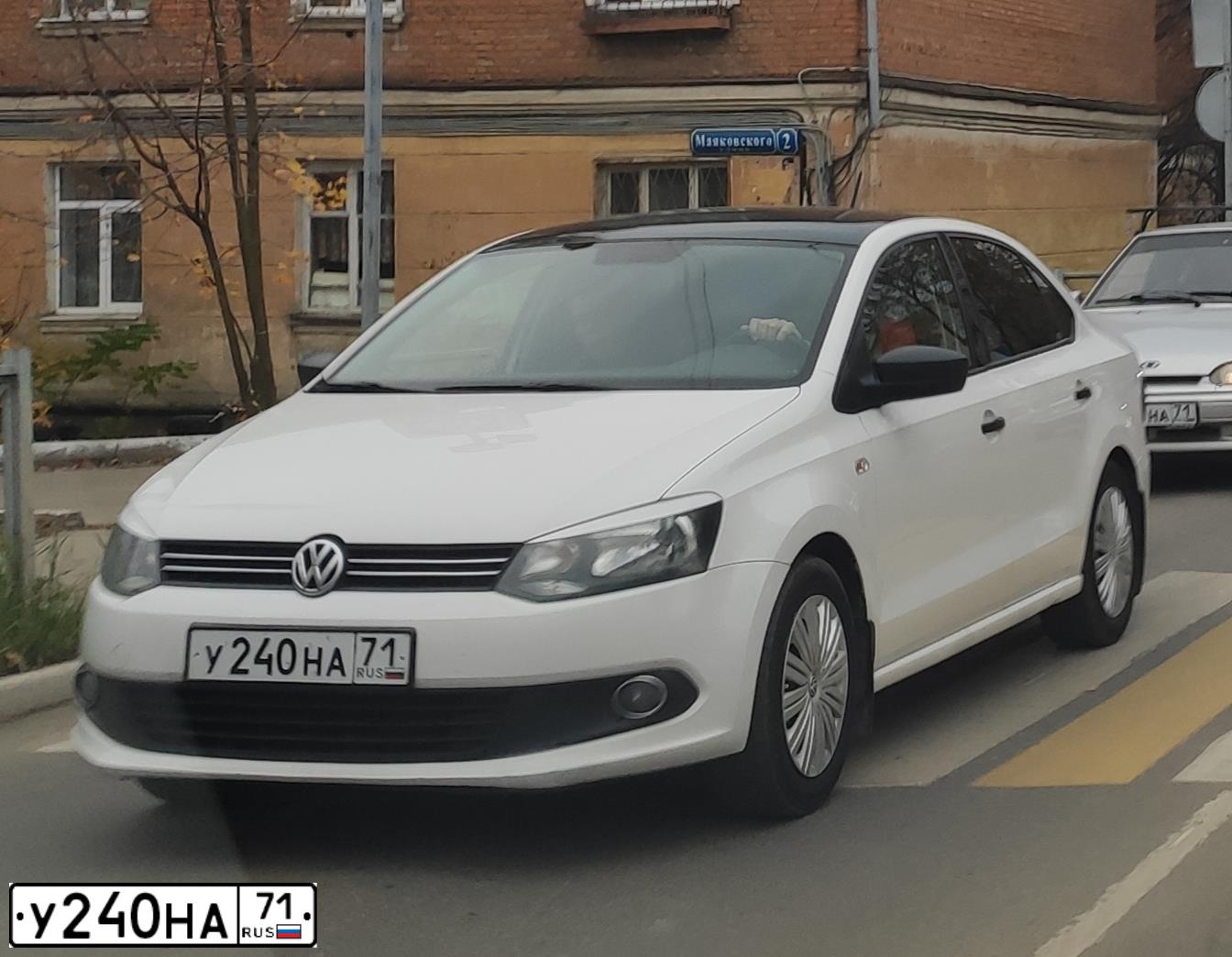 Фото автомобиля VOLKSWAGEN POLO, 2013 — госномер Р496УТ71. Цвет: Белый