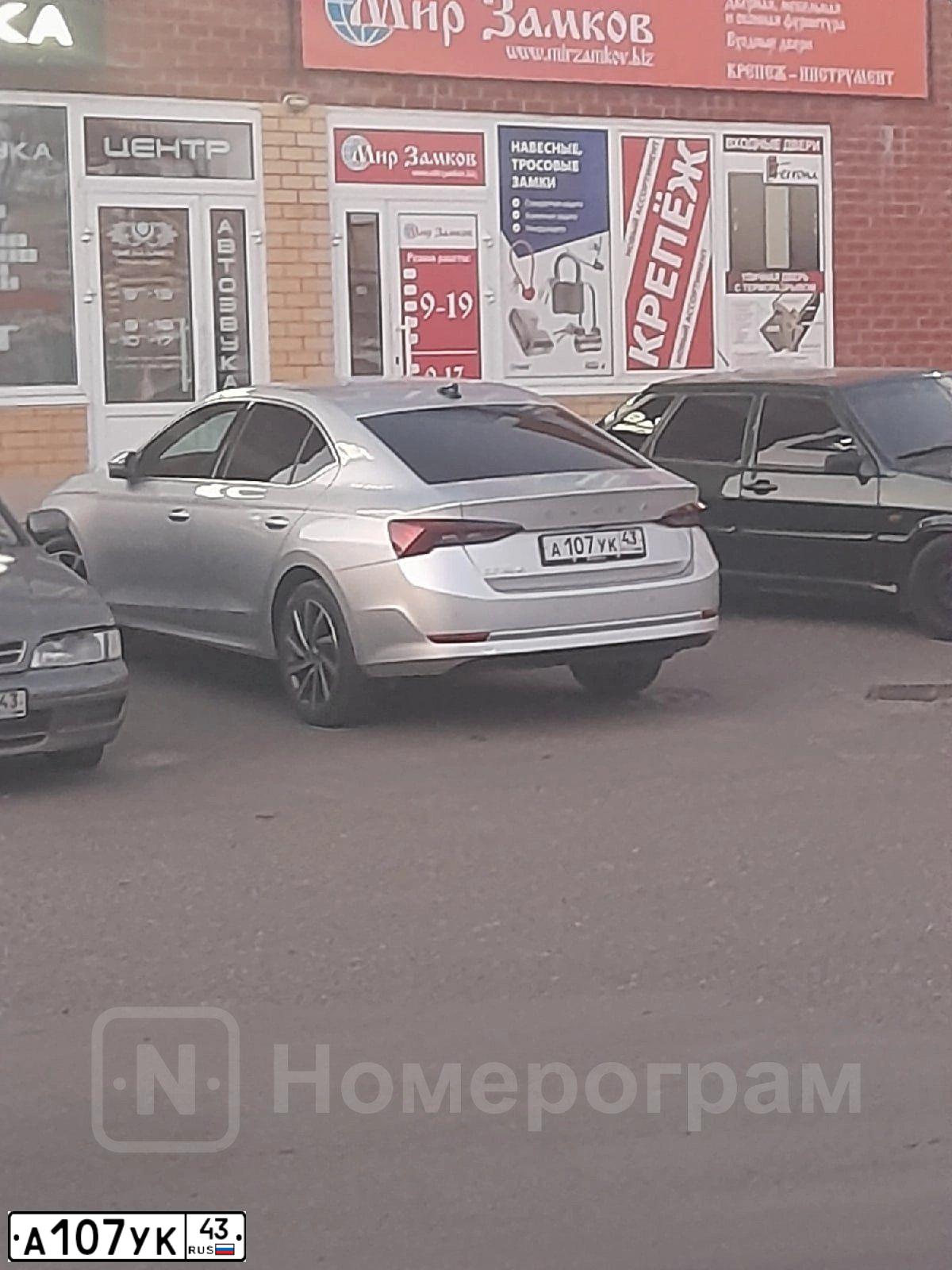 Фото автомобиля SKODA OCTAVIA, 2022 — госномер А107УК43. Цвет: СЕРЫЙ