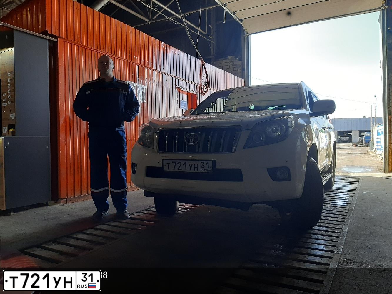 Фото автомобиля TOYOTA LANDCRUISER, 2010 — госномер О412УК29. Цвет: Белый