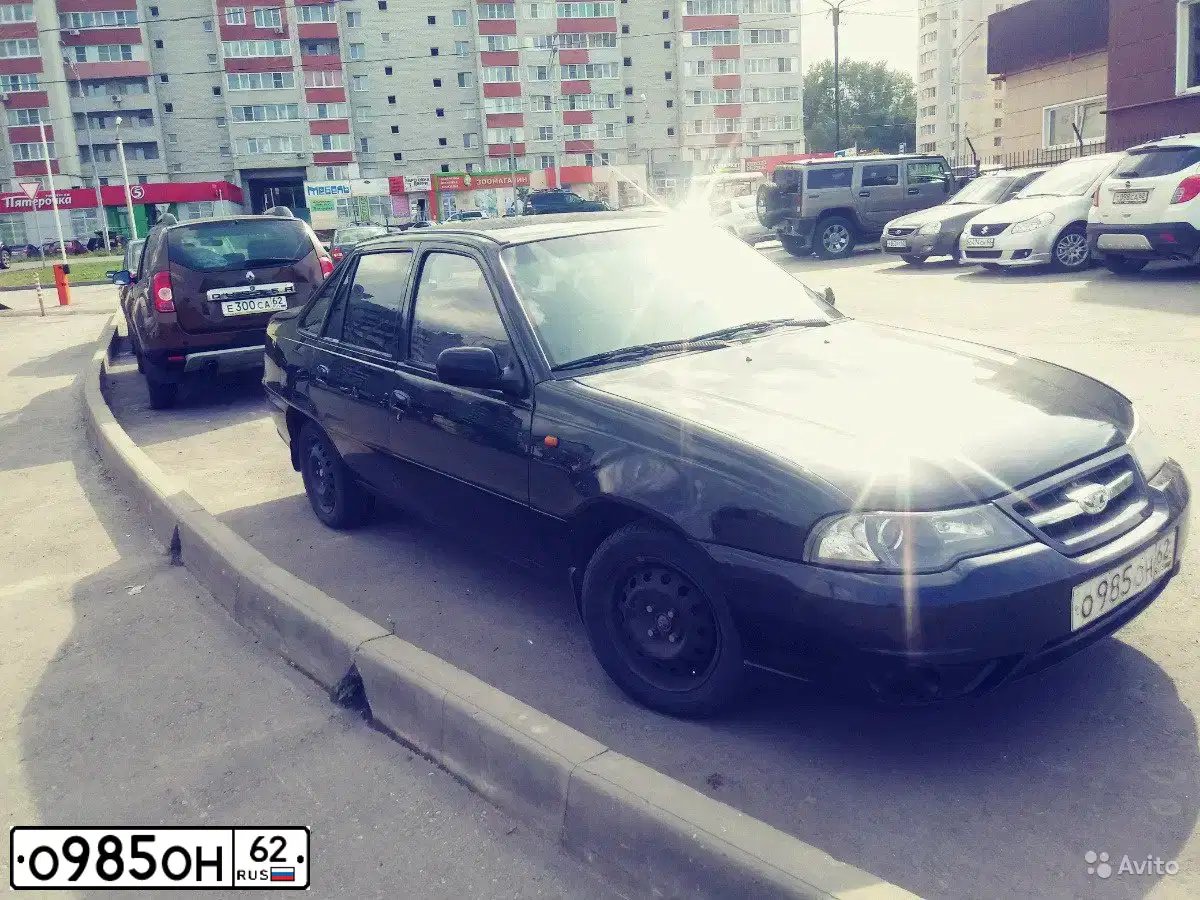 Фото автомобиля DAEWOO NEXIA, 2010 — госномер О985ОН62. Цвет: Бледно-Черный