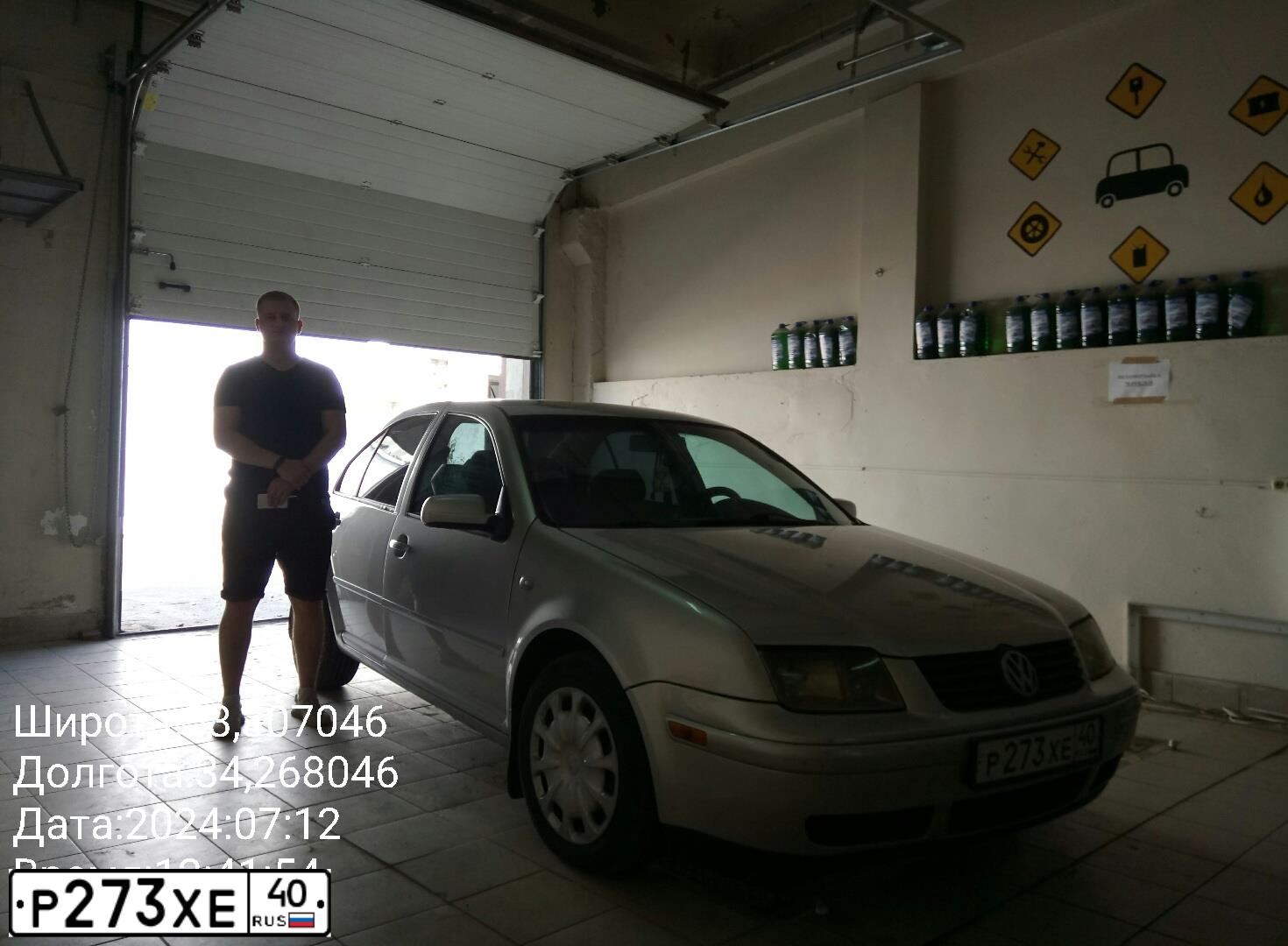 Фото автомобиля VOLKSWAGEN JETTA, 2003 — госномер Р273ХЕ40. Цвет: (БЕЛЫЙ)СЕРЕБРИСТЫЙ
