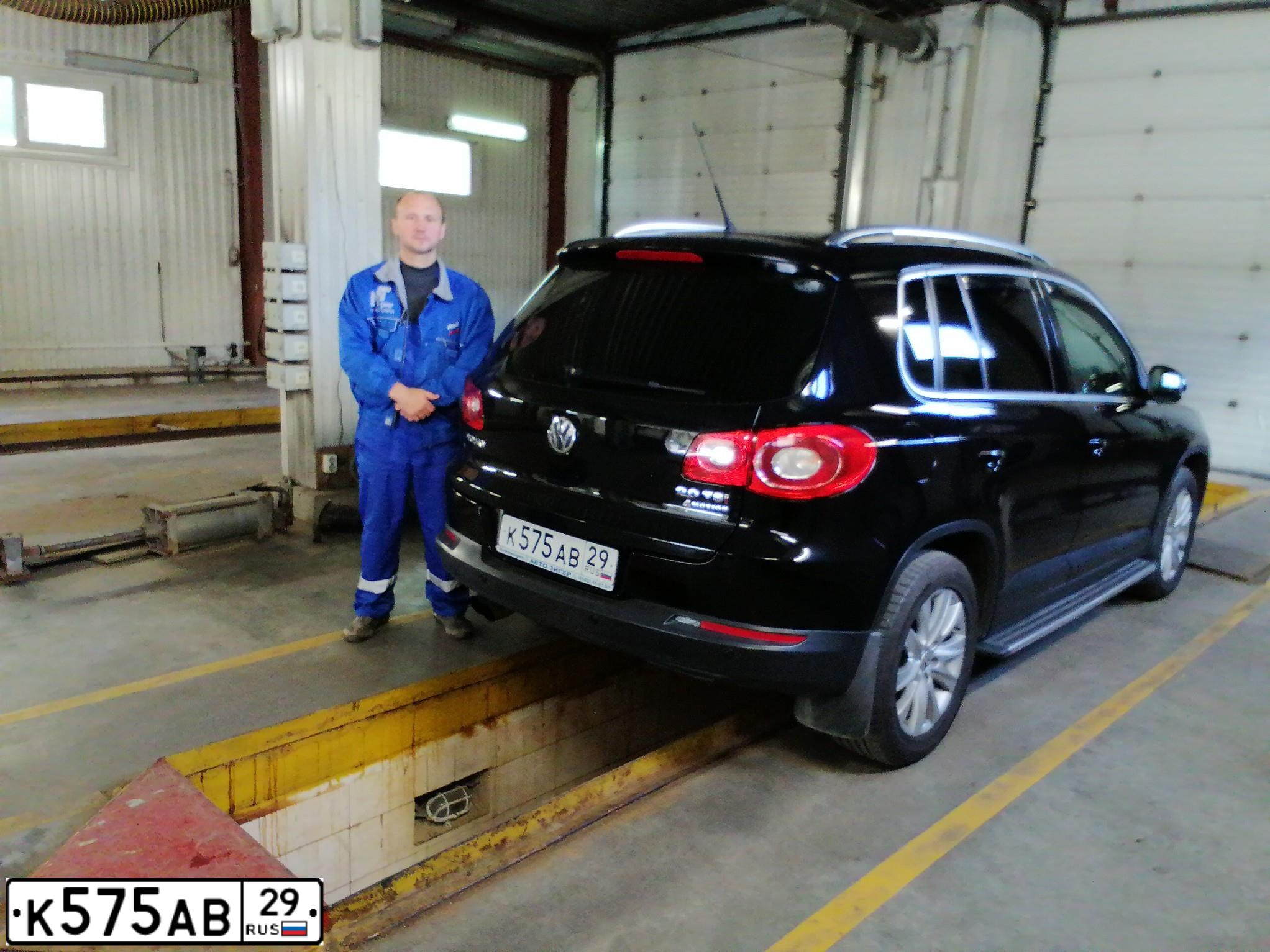 Фото автомобиля VOLKSWAGEN TIGUAN, 2010 — госномер К575НВ29. Цвет: ЧЕРНЫЙ