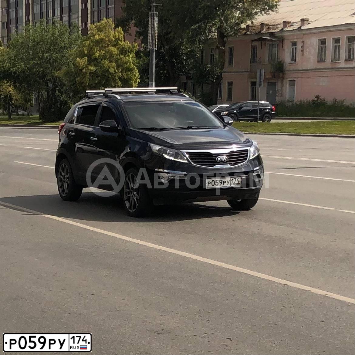 Фото автомобиля KIA SPORTAGE, 2013 — госномер Р059РУ174. Цвет: ЧЕРНЫЙ ПЕРЛАМУТР