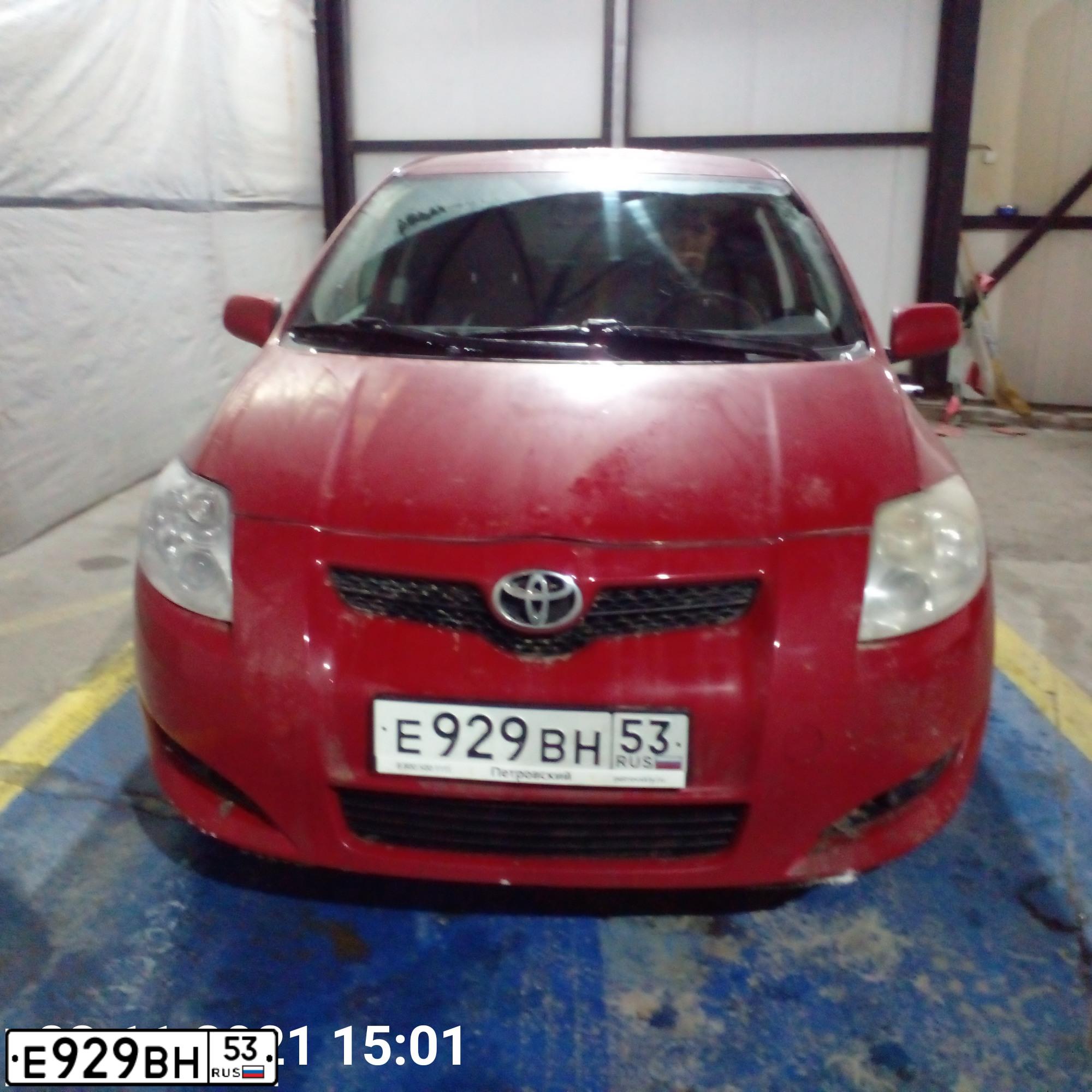 Фото автомобиля TOYOTA AURIS, 2009 — госномер С020СВ53. Цвет: Красный