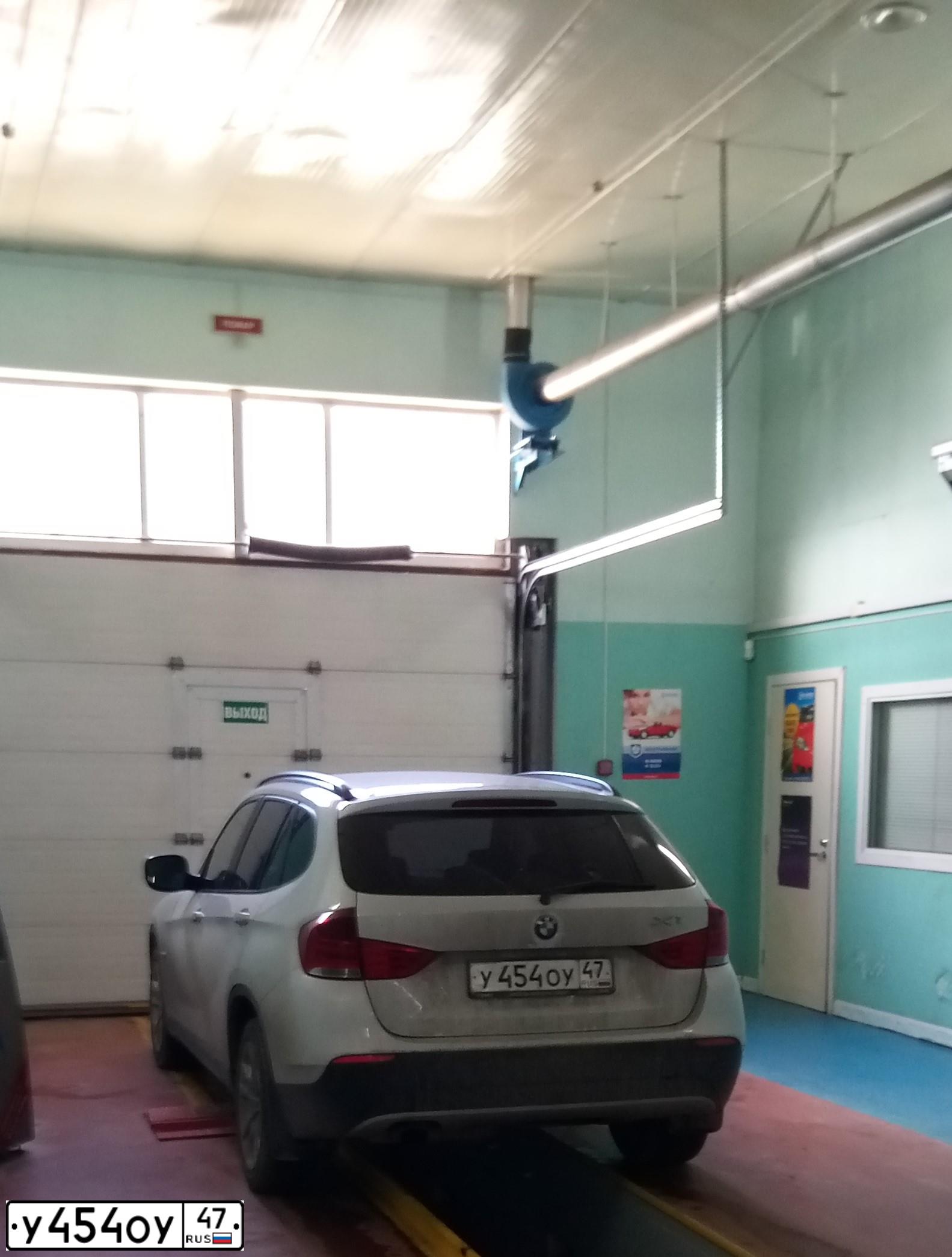 Фото автомобиля BMW X1, 2011 — госномер У454ОУ47. Цвет: БЕЛЫЙ МЕТАЛЛИК